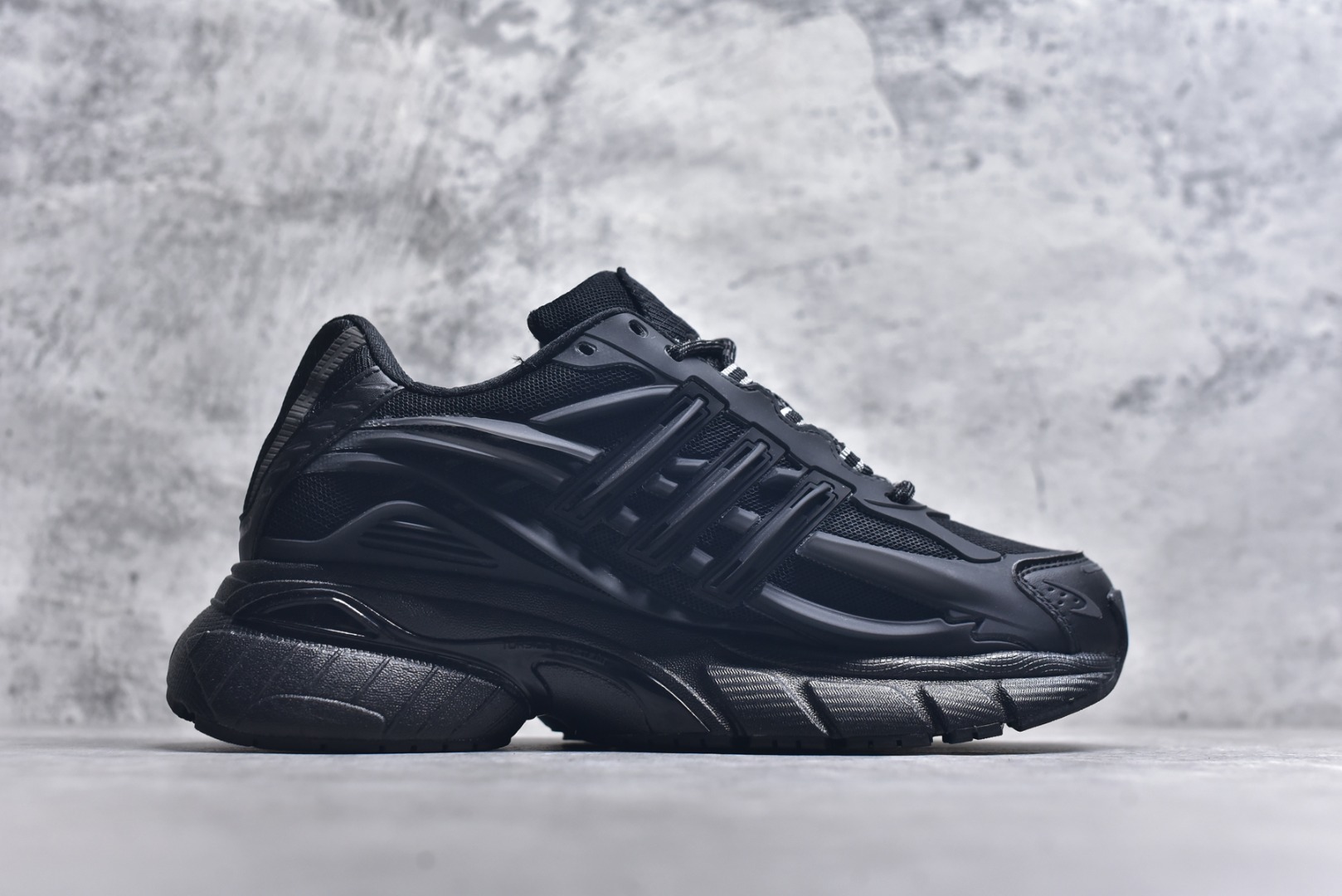 图片[3]-#Pharrell x adidas Adistar Jellyfish 低帮复古风老爹鞋 adidas Adistar Cushion与Atmos联名出的这款复古老爹鞋简直是未来科技感十足 以3D风格焕新演绎标志性三条纹 为造型添上点睛之笔 金属质感视觉效果TPU自带哑光反射 非常的细节 最大的亮点无疑是鞋屁股 大块的tpu包裹 让增高的大底不再突兀 更显腿长脚细 货号： JP9260 尺码：36 36.5 37 38 38.5 39 40 40.5 41 42 42.5 43 44 44.5 45 46 47-选品中心