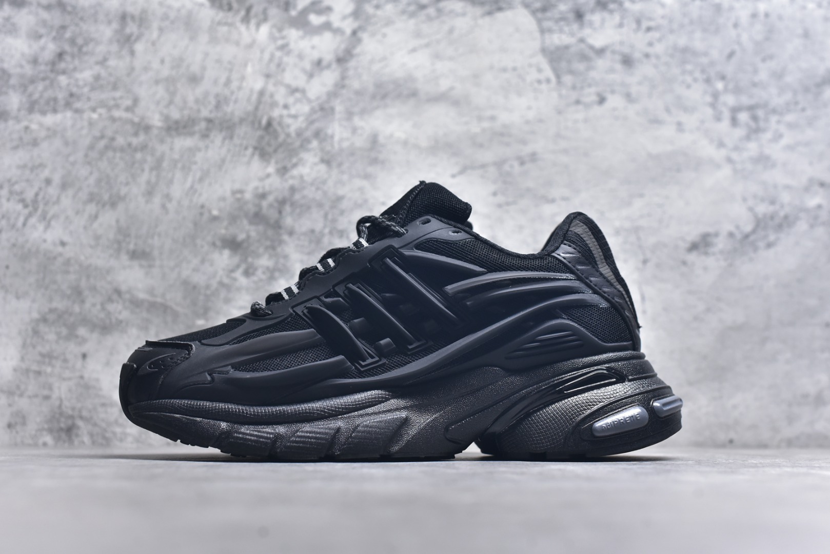 #Pharrell x adidas Adistar Jellyfish 低帮复古风老爹鞋 adidas Adistar Cushion与Atmos联名出的这款复古老爹鞋简直是未来科技感十足 以3D风格焕新演绎标志性三条纹 为造型添上点睛之笔 金属质感视觉效果TPU自带哑光反射 非常的细节 最大的亮点无疑是鞋屁股 大块的tpu包裹 让增高的大底不再突兀 更显腿长脚细 货号： JP9260 尺码：36 36.5 37 38 38.5 39 40 40.5 41 42 42.5 43 44 44.5 45 46 47-选品中心