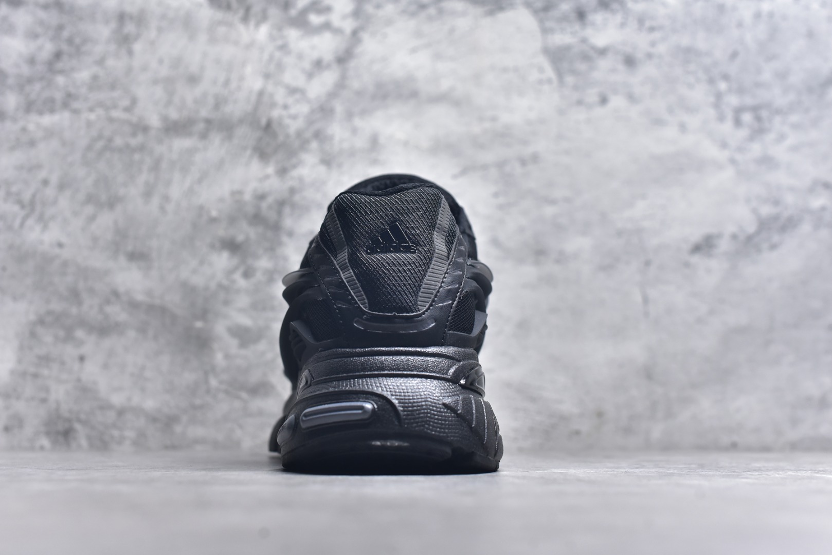 图片[5]-#Pharrell x adidas Adistar Jellyfish 低帮复古风老爹鞋 adidas Adistar Cushion与Atmos联名出的这款复古老爹鞋简直是未来科技感十足 以3D风格焕新演绎标志性三条纹 为造型添上点睛之笔 金属质感视觉效果TPU自带哑光反射 非常的细节 最大的亮点无疑是鞋屁股 大块的tpu包裹 让增高的大底不再突兀 更显腿长脚细 货号： JP9260 尺码：36 36.5 37 38 38.5 39 40 40.5 41 42 42.5 43 44 44.5 45 46 47-选品中心