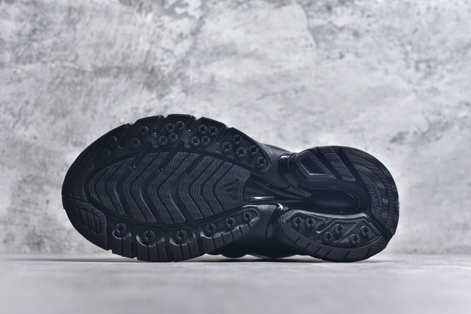 图片[6]-#Pharrell x adidas Adistar Jellyfish 低帮复古风老爹鞋 adidas Adistar Cushion与Atmos联名出的这款复古老爹鞋简直是未来科技感十足 以3D风格焕新演绎标志性三条纹 为造型添上点睛之笔 金属质感视觉效果TPU自带哑光反射 非常的细节 最大的亮点无疑是鞋屁股 大块的tpu包裹 让增高的大底不再突兀 更显腿长脚细 货号： JP9260 尺码：36 36.5 37 38 38.5 39 40 40.5 41 42 42.5 43 44 44.5 45 46 47-选品中心