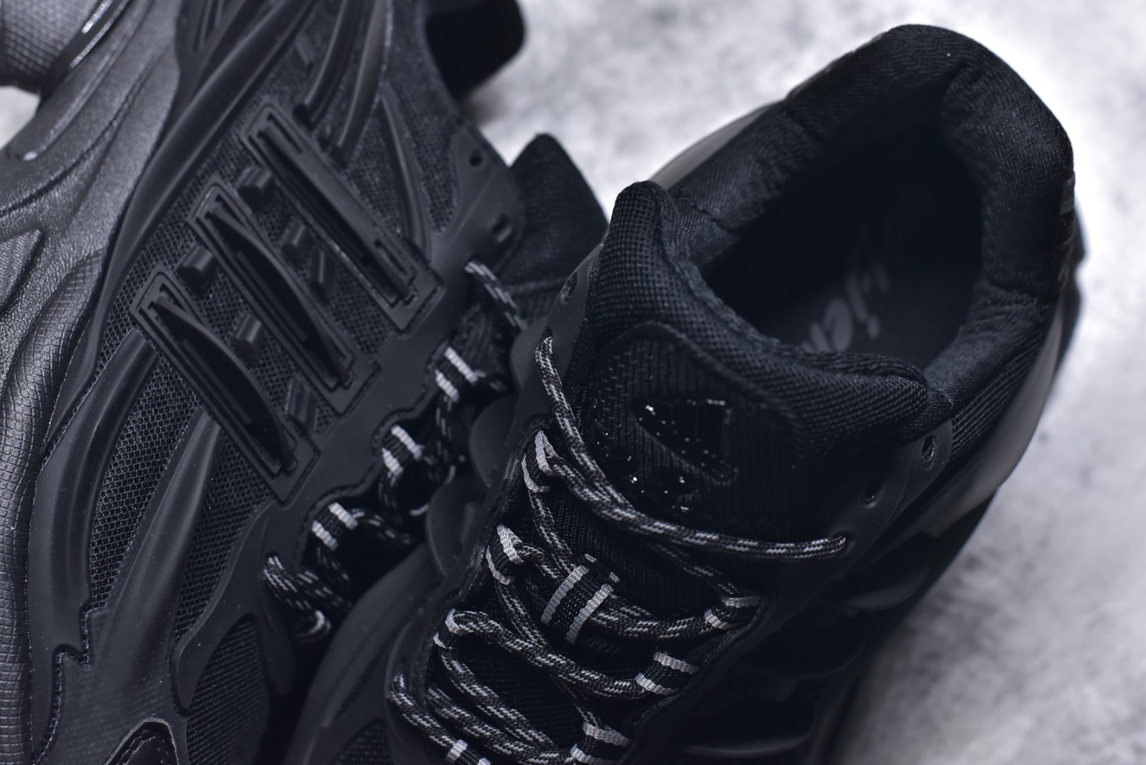 图片[9]-#Pharrell x adidas Adistar Jellyfish 低帮复古风老爹鞋 adidas Adistar Cushion与Atmos联名出的这款复古老爹鞋简直是未来科技感十足 以3D风格焕新演绎标志性三条纹 为造型添上点睛之笔 金属质感视觉效果TPU自带哑光反射 非常的细节 最大的亮点无疑是鞋屁股 大块的tpu包裹 让增高的大底不再突兀 更显腿长脚细 货号： JP9260 尺码：36 36.5 37 38 38.5 39 40 40.5 41 42 42.5 43 44 44.5 45 46 47-选品中心