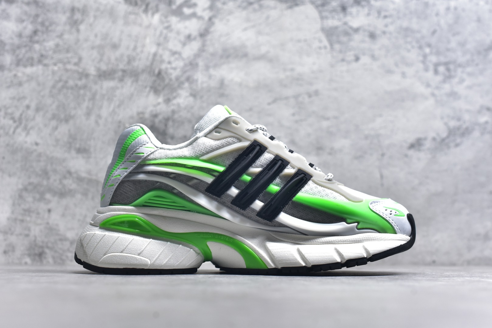 图片[3]-#Pharrell x adidas Adistar Jellyfish 低帮复古风老爹鞋 adidas Adistar Cushion与Atmos联名出的这款复古老爹鞋简直是未来科技感十足 以3D风格焕新演绎标志性三条纹 为造型添上点睛之笔 金属质感视觉效果TPU自带哑光反射 非常的细节 最大的亮点无疑是鞋屁股 大块的tpu包裹 让增高的大底不再突兀 更显腿长脚细 货号： JP9264 尺码：36 36.5 37 38 38.5 39 40 40.5 41 42 42.5 43 44 44.5 45 46 47-选品中心