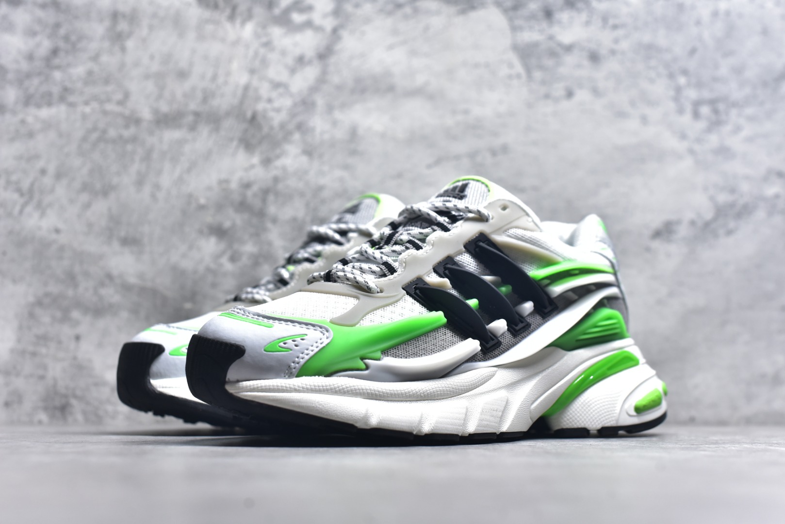 图片[2]-#Pharrell x adidas Adistar Jellyfish 低帮复古风老爹鞋 adidas Adistar Cushion与Atmos联名出的这款复古老爹鞋简直是未来科技感十足 以3D风格焕新演绎标志性三条纹 为造型添上点睛之笔 金属质感视觉效果TPU自带哑光反射 非常的细节 最大的亮点无疑是鞋屁股 大块的tpu包裹 让增高的大底不再突兀 更显腿长脚细 货号： JP9264 尺码：36 36.5 37 38 38.5 39 40 40.5 41 42 42.5 43 44 44.5 45 46 47-选品中心