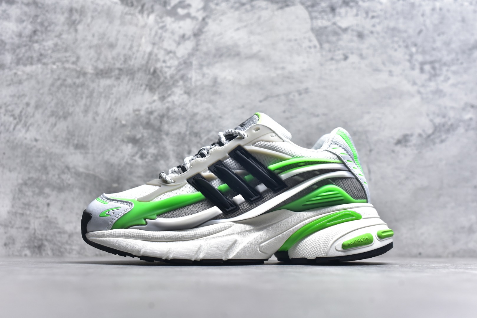 #Pharrell x adidas Adistar Jellyfish 低帮复古风老爹鞋 adidas Adistar Cushion与Atmos联名出的这款复古老爹鞋简直是未来科技感十足 以3D风格焕新演绎标志性三条纹 为造型添上点睛之笔 金属质感视觉效果TPU自带哑光反射 非常的细节 最大的亮点无疑是鞋屁股 大块的tpu包裹 让增高的大底不再突兀 更显腿长脚细 货号： JP9264 尺码：36 36.5 37 38 38.5 39 40 40.5 41 42 42.5 43 44 44.5 45 46 47-选品中心