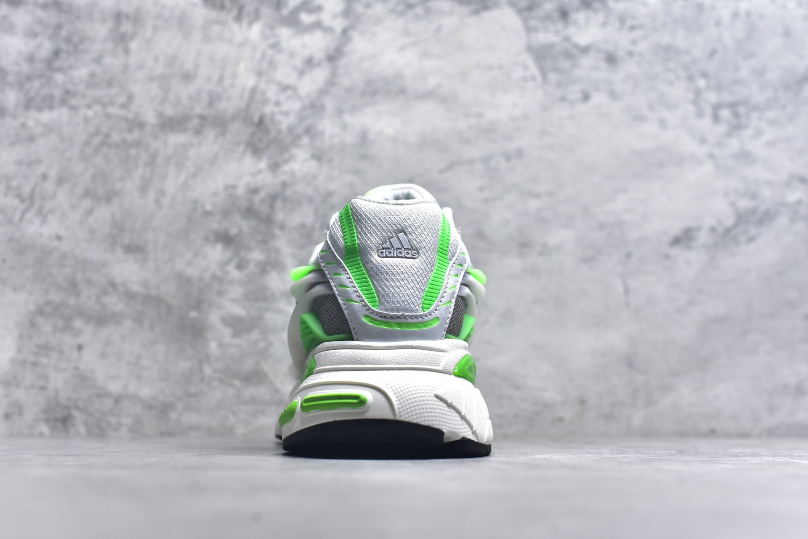 图片[5]-#Pharrell x adidas Adistar Jellyfish 低帮复古风老爹鞋 adidas Adistar Cushion与Atmos联名出的这款复古老爹鞋简直是未来科技感十足 以3D风格焕新演绎标志性三条纹 为造型添上点睛之笔 金属质感视觉效果TPU自带哑光反射 非常的细节 最大的亮点无疑是鞋屁股 大块的tpu包裹 让增高的大底不再突兀 更显腿长脚细 货号： JP9264 尺码：36 36.5 37 38 38.5 39 40 40.5 41 42 42.5 43 44 44.5 45 46 47-选品中心