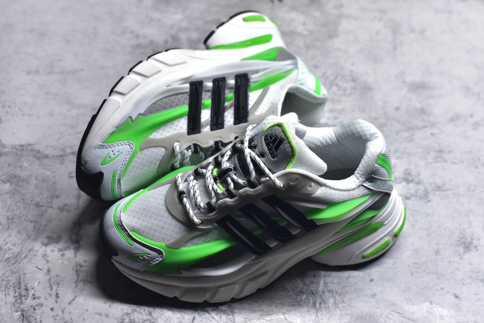 图片[7]-#Pharrell x adidas Adistar Jellyfish 低帮复古风老爹鞋 adidas Adistar Cushion与Atmos联名出的这款复古老爹鞋简直是未来科技感十足 以3D风格焕新演绎标志性三条纹 为造型添上点睛之笔 金属质感视觉效果TPU自带哑光反射 非常的细节 最大的亮点无疑是鞋屁股 大块的tpu包裹 让增高的大底不再突兀 更显腿长脚细 货号： JP9264 尺码：36 36.5 37 38 38.5 39 40 40.5 41 42 42.5 43 44 44.5 45 46 47-选品中心