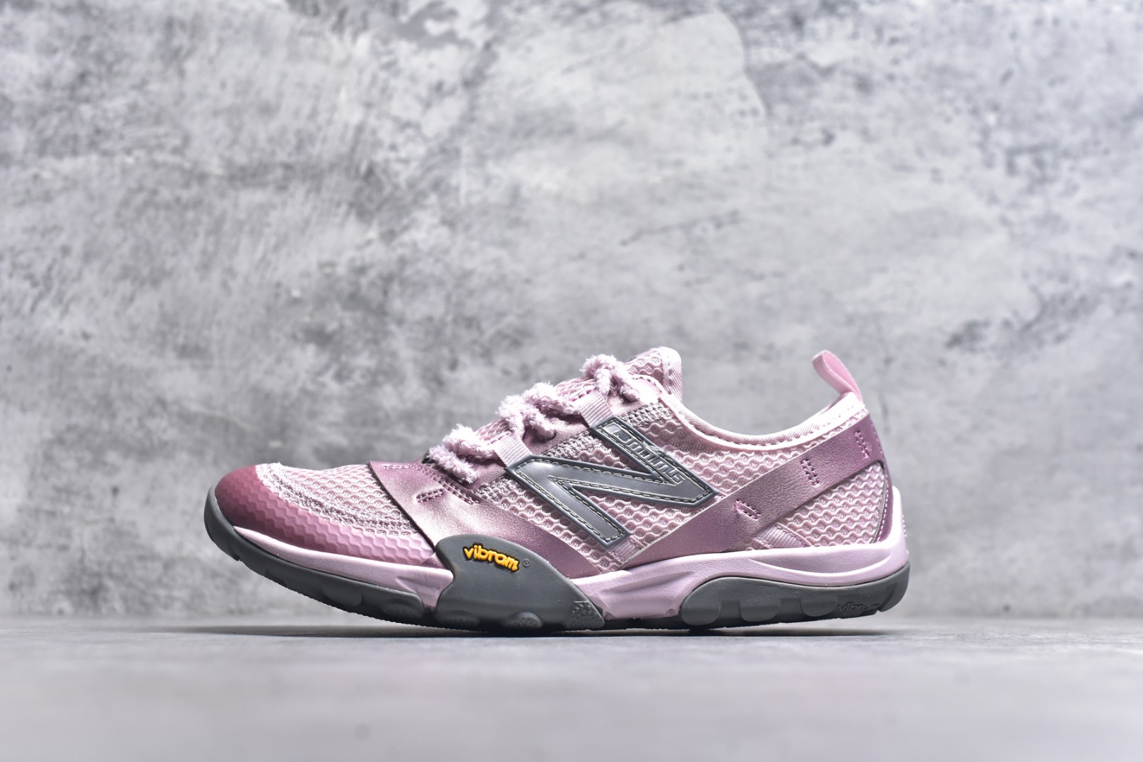 #New Balance NB MT10O 舒适时尚 减震耐磨 低帮 生活休闲鞋 New Balance MT10O休闲鞋是一款由New Balance与日本时尚品牌（ISSEY MIYAKE）携手打造的联名鞋款。MT10O的设计灵感源自“感官身体和赤足运动”的概念，旨在还原赤足行走的感受。它模仿脚的形状，降低了脚的高度和体积，同时保留了越野跑的元素。鞋面采用轻质网布与柔软皮革相结合，既保证了透气性，又增添了质感。细绳鞋带的设计简约而不失时尚感。鞋底采用Vibram橡胶大底，赋予卓越的抓地力，适合多种地形穿着。中底采用薄薄的缓冲层，提供舒适的穿着体验。鞋身紧贴脚面，形成良好的包裹性，减少脚在鞋内的移动与摩擦。4毫米的低坡差设计更适合自然的中足落地方式，尽可能贴近地面，让穿着者能够更贴近地面，感受大自然的每一丝呼吸。 货号：MT10OMA 尺码：36-45-选品中心