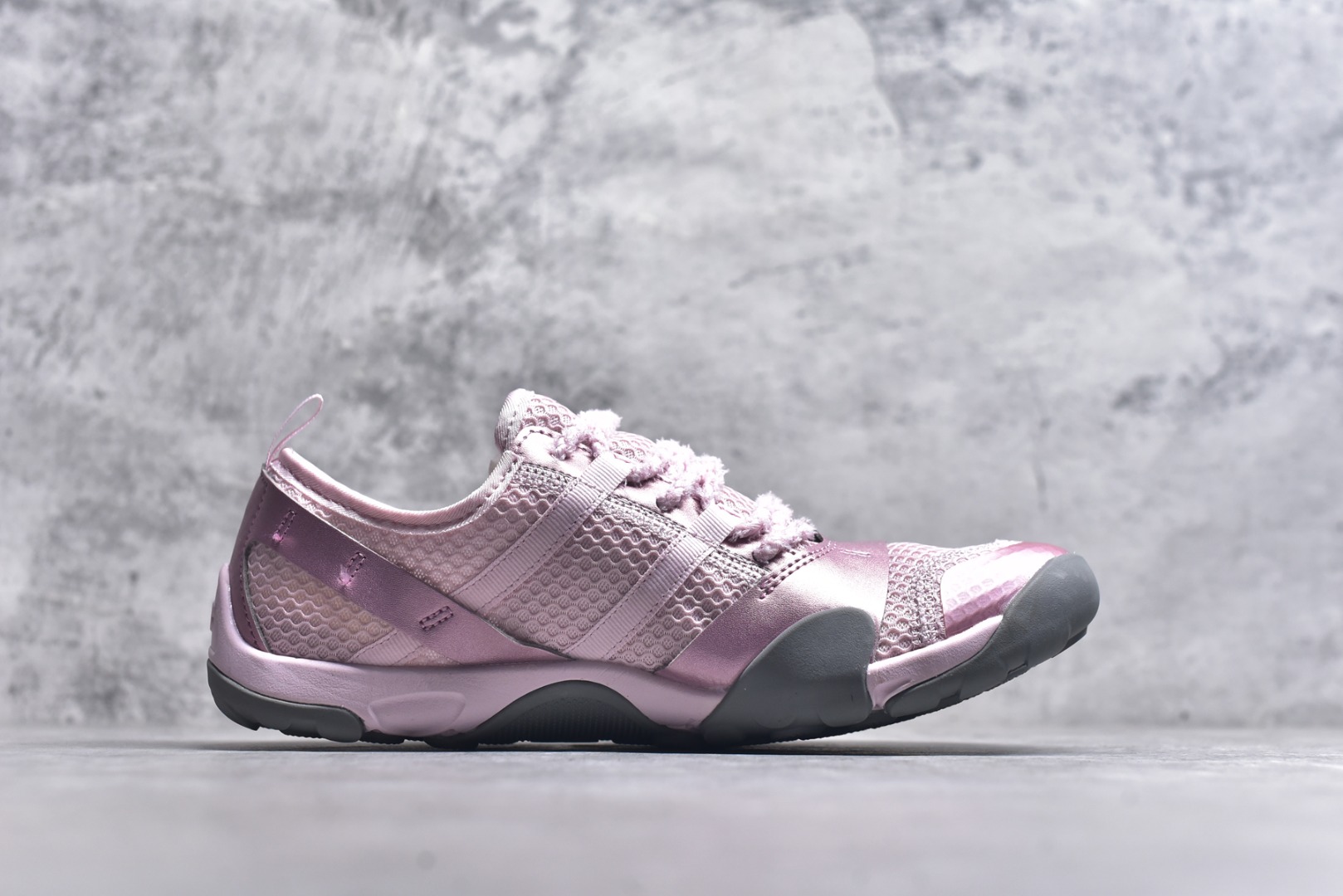 图片[3]-#New Balance NB MT10O 舒适时尚 减震耐磨 低帮 生活休闲鞋 New Balance MT10O休闲鞋是一款由New Balance与日本时尚品牌（ISSEY MIYAKE）携手打造的联名鞋款。MT10O的设计灵感源自“感官身体和赤足运动”的概念，旨在还原赤足行走的感受。它模仿脚的形状，降低了脚的高度和体积，同时保留了越野跑的元素。鞋面采用轻质网布与柔软皮革相结合，既保证了透气性，又增添了质感。细绳鞋带的设计简约而不失时尚感。鞋底采用Vibram橡胶大底，赋予卓越的抓地力，适合多种地形穿着。中底采用薄薄的缓冲层，提供舒适的穿着体验。鞋身紧贴脚面，形成良好的包裹性，减少脚在鞋内的移动与摩擦。4毫米的低坡差设计更适合自然的中足落地方式，尽可能贴近地面，让穿着者能够更贴近地面，感受大自然的每一丝呼吸。 货号：MT10OMA 尺码：36-45-选品中心