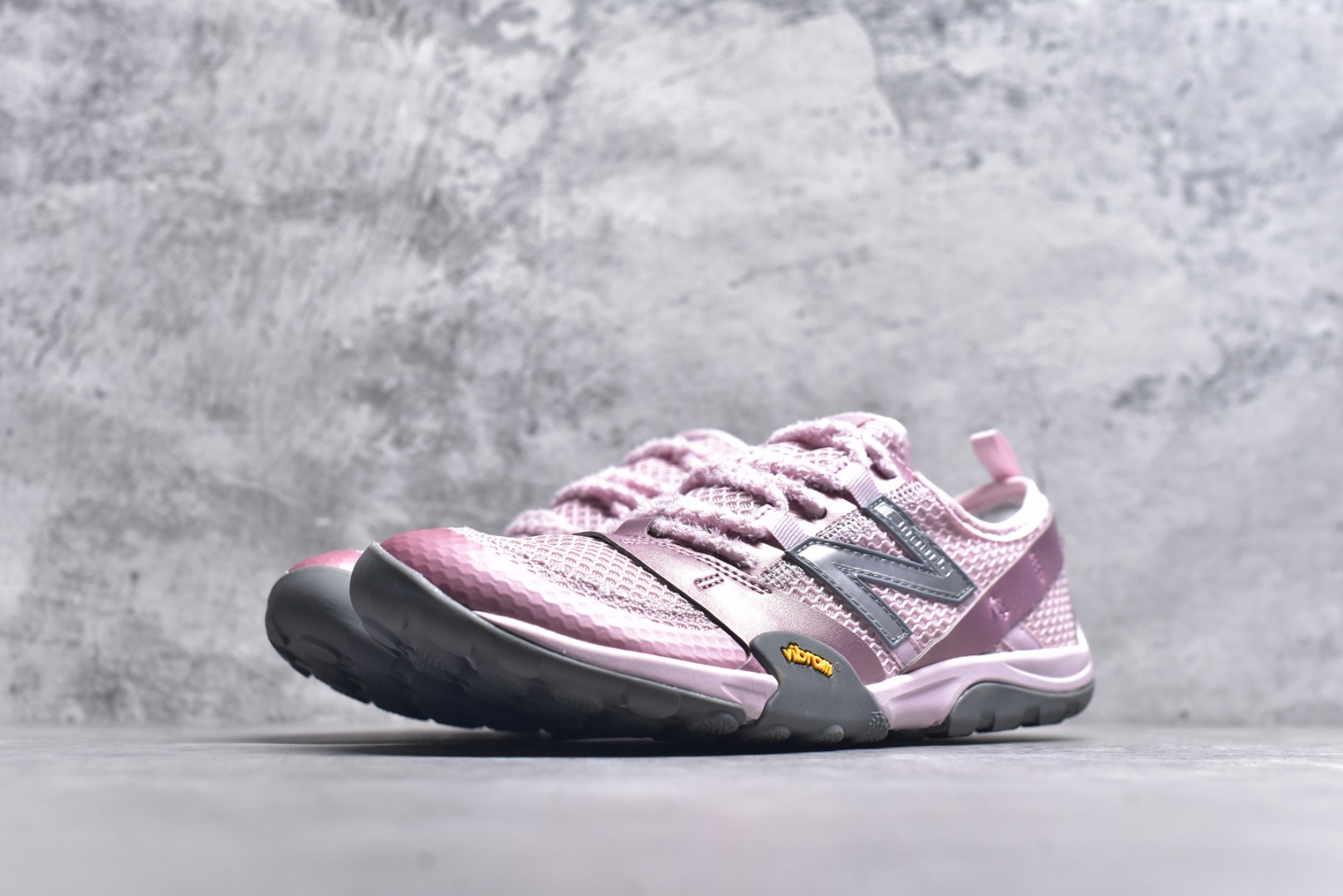 图片[2]-#New Balance NB MT10O 舒适时尚 减震耐磨 低帮 生活休闲鞋 New Balance MT10O休闲鞋是一款由New Balance与日本时尚品牌（ISSEY MIYAKE）携手打造的联名鞋款。MT10O的设计灵感源自“感官身体和赤足运动”的概念，旨在还原赤足行走的感受。它模仿脚的形状，降低了脚的高度和体积，同时保留了越野跑的元素。鞋面采用轻质网布与柔软皮革相结合，既保证了透气性，又增添了质感。细绳鞋带的设计简约而不失时尚感。鞋底采用Vibram橡胶大底，赋予卓越的抓地力，适合多种地形穿着。中底采用薄薄的缓冲层，提供舒适的穿着体验。鞋身紧贴脚面，形成良好的包裹性，减少脚在鞋内的移动与摩擦。4毫米的低坡差设计更适合自然的中足落地方式，尽可能贴近地面，让穿着者能够更贴近地面，感受大自然的每一丝呼吸。 货号：MT10OMA 尺码：36-45-选品中心