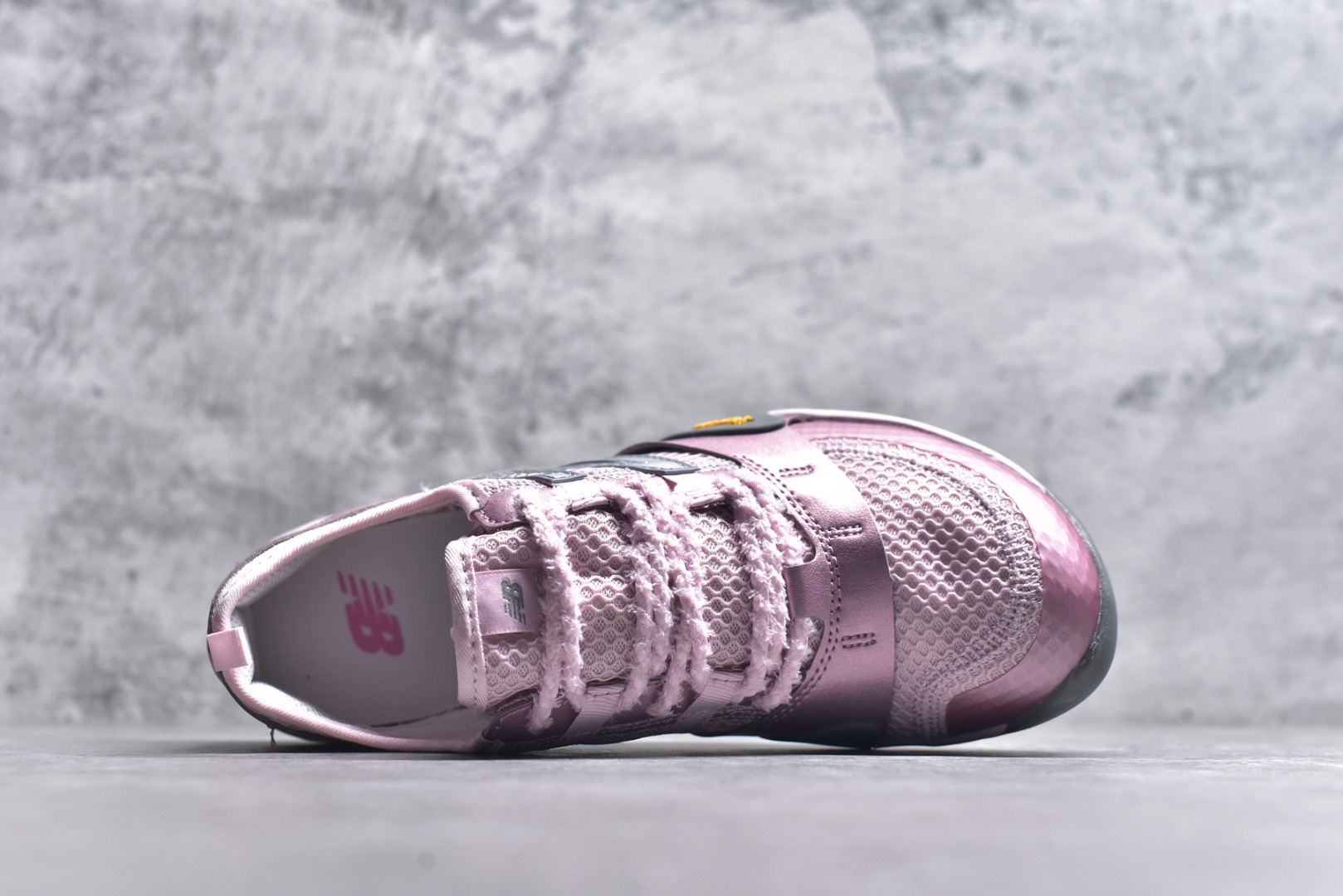 图片[4]-#New Balance NB MT10O 舒适时尚 减震耐磨 低帮 生活休闲鞋 New Balance MT10O休闲鞋是一款由New Balance与日本时尚品牌（ISSEY MIYAKE）携手打造的联名鞋款。MT10O的设计灵感源自“感官身体和赤足运动”的概念，旨在还原赤足行走的感受。它模仿脚的形状，降低了脚的高度和体积，同时保留了越野跑的元素。鞋面采用轻质网布与柔软皮革相结合，既保证了透气性，又增添了质感。细绳鞋带的设计简约而不失时尚感。鞋底采用Vibram橡胶大底，赋予卓越的抓地力，适合多种地形穿着。中底采用薄薄的缓冲层，提供舒适的穿着体验。鞋身紧贴脚面，形成良好的包裹性，减少脚在鞋内的移动与摩擦。4毫米的低坡差设计更适合自然的中足落地方式，尽可能贴近地面，让穿着者能够更贴近地面，感受大自然的每一丝呼吸。 货号：MT10OMA 尺码：36-45-选品中心