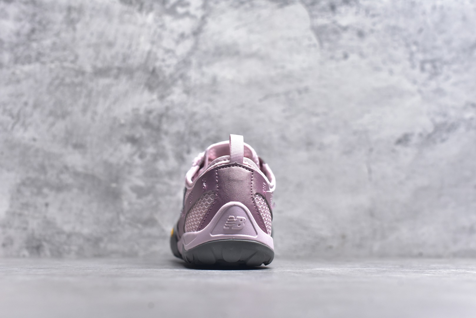 图片[5]-#New Balance NB MT10O 舒适时尚 减震耐磨 低帮 生活休闲鞋 New Balance MT10O休闲鞋是一款由New Balance与日本时尚品牌（ISSEY MIYAKE）携手打造的联名鞋款。MT10O的设计灵感源自“感官身体和赤足运动”的概念，旨在还原赤足行走的感受。它模仿脚的形状，降低了脚的高度和体积，同时保留了越野跑的元素。鞋面采用轻质网布与柔软皮革相结合，既保证了透气性，又增添了质感。细绳鞋带的设计简约而不失时尚感。鞋底采用Vibram橡胶大底，赋予卓越的抓地力，适合多种地形穿着。中底采用薄薄的缓冲层，提供舒适的穿着体验。鞋身紧贴脚面，形成良好的包裹性，减少脚在鞋内的移动与摩擦。4毫米的低坡差设计更适合自然的中足落地方式，尽可能贴近地面，让穿着者能够更贴近地面，感受大自然的每一丝呼吸。 货号：MT10OMA 尺码：36-45-选品中心