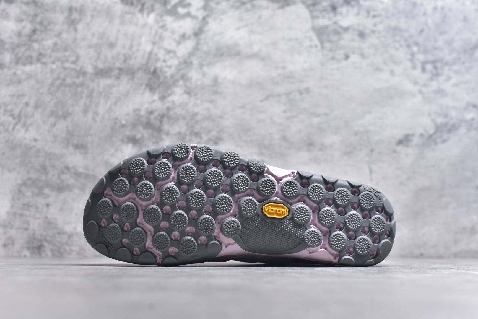 图片[6]-#New Balance NB MT10O 舒适时尚 减震耐磨 低帮 生活休闲鞋 New Balance MT10O休闲鞋是一款由New Balance与日本时尚品牌（ISSEY MIYAKE）携手打造的联名鞋款。MT10O的设计灵感源自“感官身体和赤足运动”的概念，旨在还原赤足行走的感受。它模仿脚的形状，降低了脚的高度和体积，同时保留了越野跑的元素。鞋面采用轻质网布与柔软皮革相结合，既保证了透气性，又增添了质感。细绳鞋带的设计简约而不失时尚感。鞋底采用Vibram橡胶大底，赋予卓越的抓地力，适合多种地形穿着。中底采用薄薄的缓冲层，提供舒适的穿着体验。鞋身紧贴脚面，形成良好的包裹性，减少脚在鞋内的移动与摩擦。4毫米的低坡差设计更适合自然的中足落地方式，尽可能贴近地面，让穿着者能够更贴近地面，感受大自然的每一丝呼吸。 货号：MT10OMA 尺码：36-45-选品中心