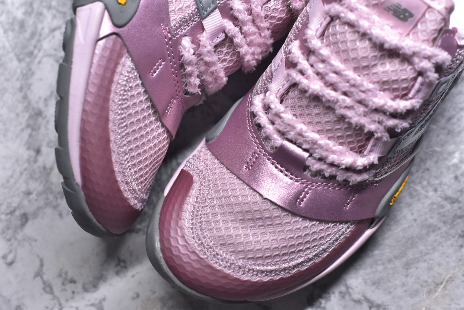 图片[8]-#New Balance NB MT10O 舒适时尚 减震耐磨 低帮 生活休闲鞋 New Balance MT10O休闲鞋是一款由New Balance与日本时尚品牌（ISSEY MIYAKE）携手打造的联名鞋款。MT10O的设计灵感源自“感官身体和赤足运动”的概念，旨在还原赤足行走的感受。它模仿脚的形状，降低了脚的高度和体积，同时保留了越野跑的元素。鞋面采用轻质网布与柔软皮革相结合，既保证了透气性，又增添了质感。细绳鞋带的设计简约而不失时尚感。鞋底采用Vibram橡胶大底，赋予卓越的抓地力，适合多种地形穿着。中底采用薄薄的缓冲层，提供舒适的穿着体验。鞋身紧贴脚面，形成良好的包裹性，减少脚在鞋内的移动与摩擦。4毫米的低坡差设计更适合自然的中足落地方式，尽可能贴近地面，让穿着者能够更贴近地面，感受大自然的每一丝呼吸。 货号：MT10OMA 尺码：36-45-选品中心