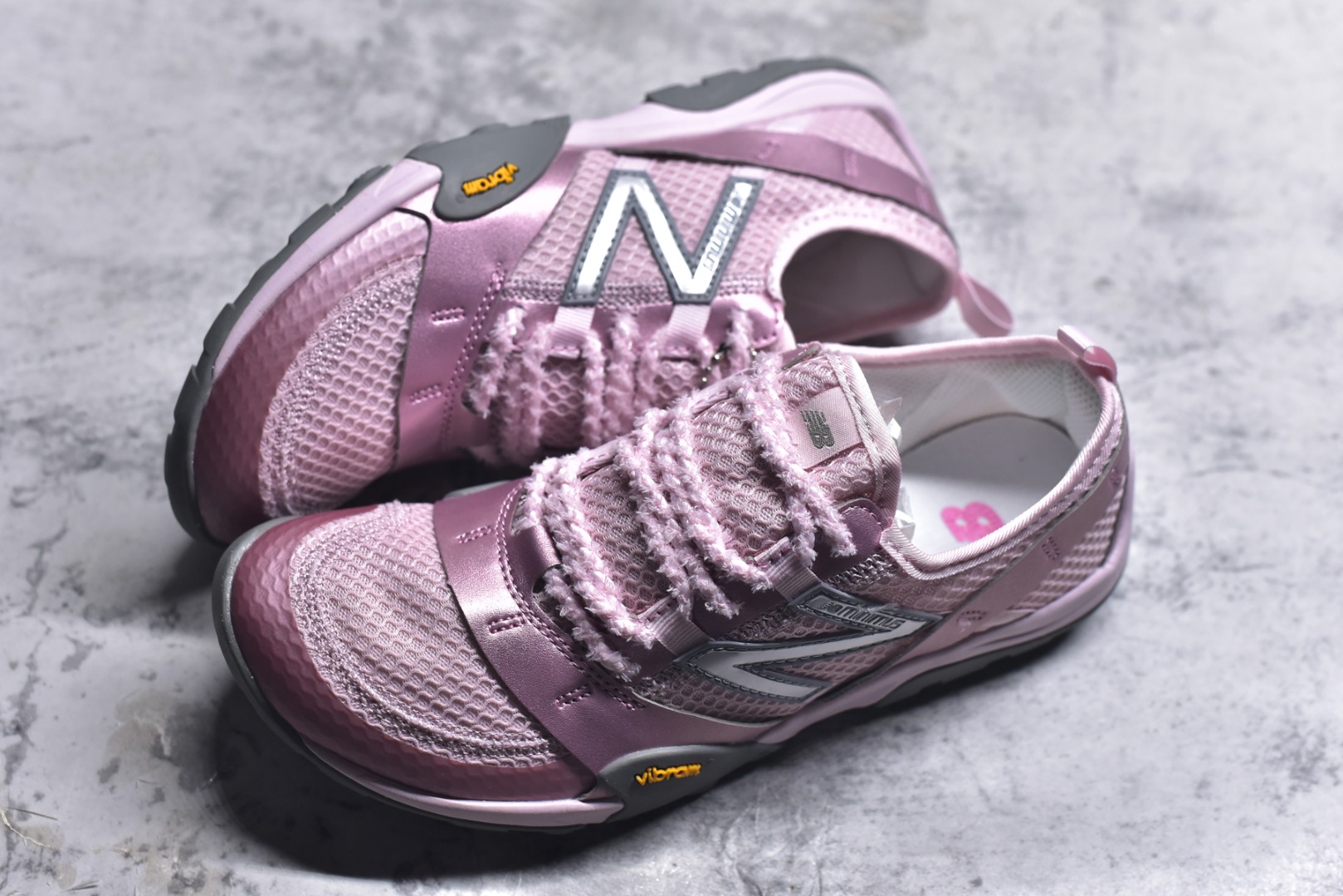 图片[7]-#New Balance NB MT10O 舒适时尚 减震耐磨 低帮 生活休闲鞋 New Balance MT10O休闲鞋是一款由New Balance与日本时尚品牌（ISSEY MIYAKE）携手打造的联名鞋款。MT10O的设计灵感源自“感官身体和赤足运动”的概念，旨在还原赤足行走的感受。它模仿脚的形状，降低了脚的高度和体积，同时保留了越野跑的元素。鞋面采用轻质网布与柔软皮革相结合，既保证了透气性，又增添了质感。细绳鞋带的设计简约而不失时尚感。鞋底采用Vibram橡胶大底，赋予卓越的抓地力，适合多种地形穿着。中底采用薄薄的缓冲层，提供舒适的穿着体验。鞋身紧贴脚面，形成良好的包裹性，减少脚在鞋内的移动与摩擦。4毫米的低坡差设计更适合自然的中足落地方式，尽可能贴近地面，让穿着者能够更贴近地面，感受大自然的每一丝呼吸。 货号：MT10OMA 尺码：36-45-选品中心
