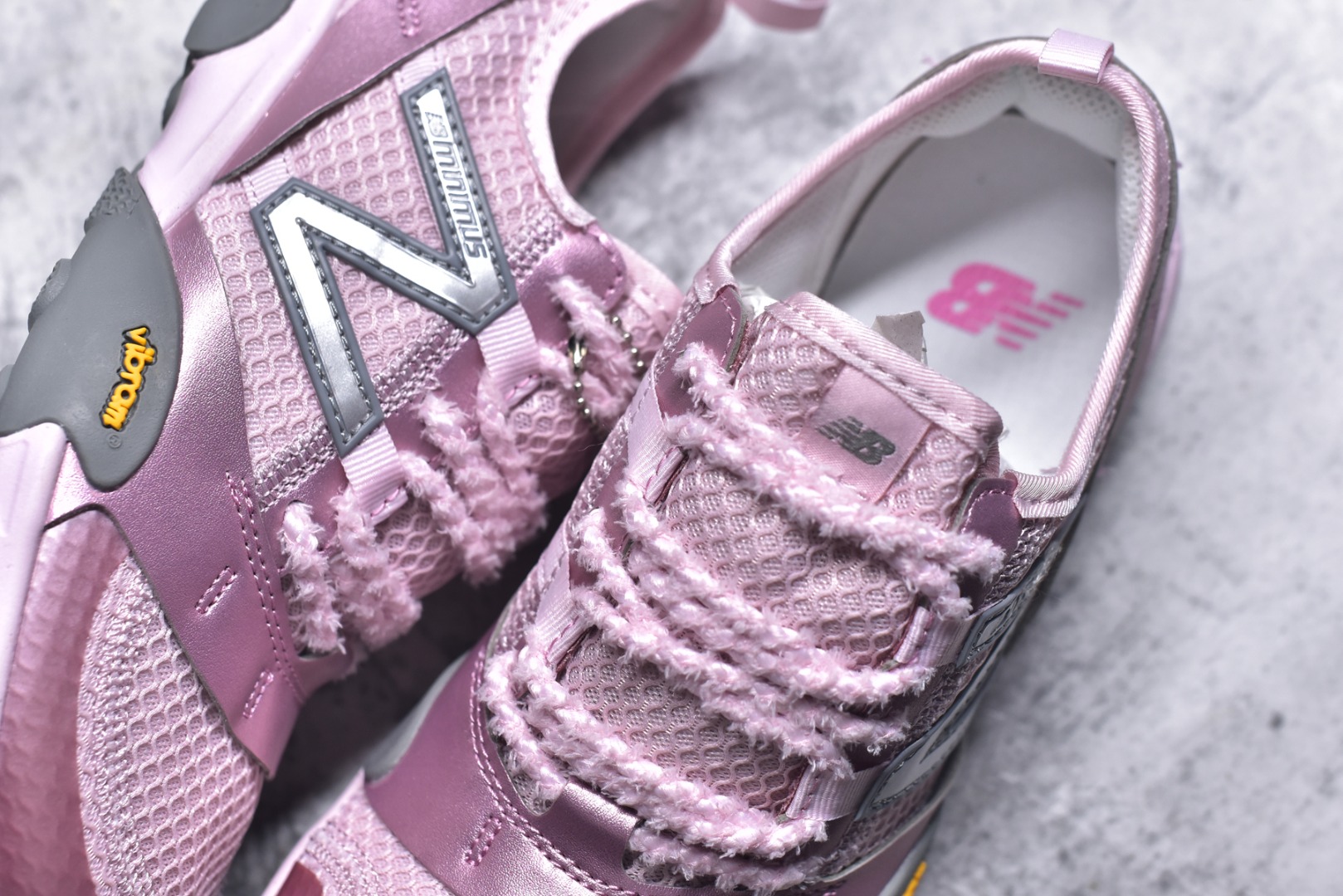 图片[9]-#New Balance NB MT10O 舒适时尚 减震耐磨 低帮 生活休闲鞋 New Balance MT10O休闲鞋是一款由New Balance与日本时尚品牌（ISSEY MIYAKE）携手打造的联名鞋款。MT10O的设计灵感源自“感官身体和赤足运动”的概念，旨在还原赤足行走的感受。它模仿脚的形状，降低了脚的高度和体积，同时保留了越野跑的元素。鞋面采用轻质网布与柔软皮革相结合，既保证了透气性，又增添了质感。细绳鞋带的设计简约而不失时尚感。鞋底采用Vibram橡胶大底，赋予卓越的抓地力，适合多种地形穿着。中底采用薄薄的缓冲层，提供舒适的穿着体验。鞋身紧贴脚面，形成良好的包裹性，减少脚在鞋内的移动与摩擦。4毫米的低坡差设计更适合自然的中足落地方式，尽可能贴近地面，让穿着者能够更贴近地面，感受大自然的每一丝呼吸。 货号：MT10OMA 尺码：36-45-选品中心