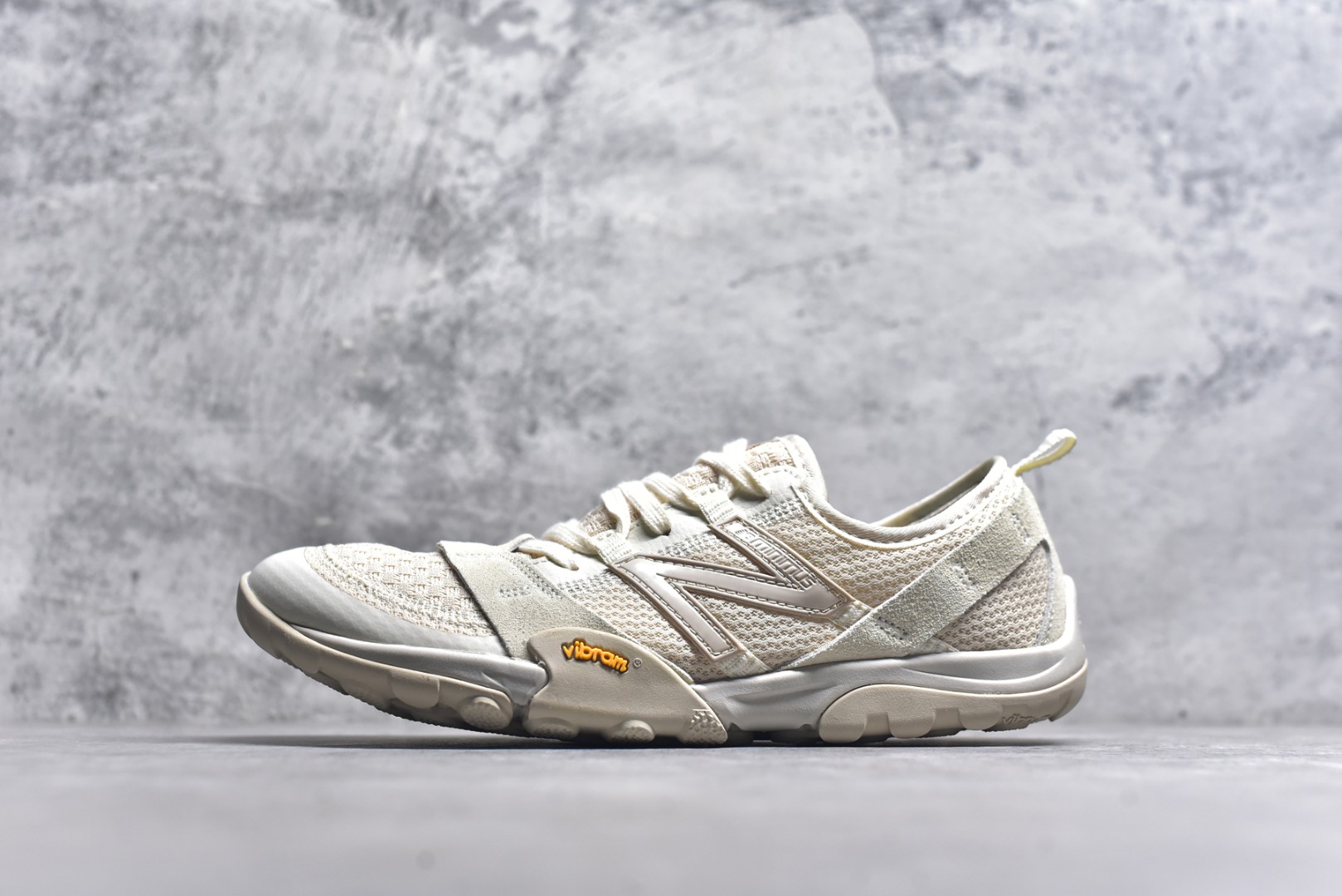 #New Balance NB MT10O 舒适时尚 减震耐磨 低帮 生活休闲鞋 New Balance MT10O休闲鞋是一款由New Balance与日本时尚品牌（ISSEY MIYAKE）携手打造的联名鞋款。MT10O的设计灵感源自“感官身体和赤足运动”的概念，旨在还原赤足行走的感受。它模仿脚的形状，降低了脚的高度和体积，同时保留了越野跑的元素。鞋面采用轻质网布与柔软皮革相结合，既保证了透气性，又增添了质感。细绳鞋带的设计简约而不失时尚感。鞋底采用Vibram橡胶大底，赋予卓越的抓地力，适合多种地形穿着。中底采用薄薄的缓冲层，提供舒适的穿着体验。鞋身紧贴脚面，形成良好的包裹性，减少脚在鞋内的移动与摩擦。4毫米的低坡差设计更适合自然的中足落地方式，尽可能贴近地面，让穿着者能够更贴近地面，感受大自然的每一丝呼吸。 货号：MT10OAA 尺码：36-45-选品中心