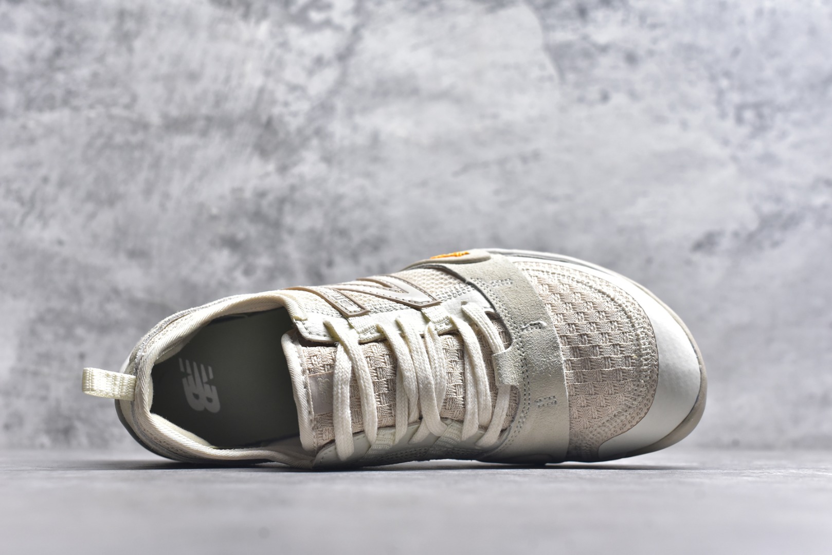 图片[4]-#New Balance NB MT10O 舒适时尚 减震耐磨 低帮 生活休闲鞋 New Balance MT10O休闲鞋是一款由New Balance与日本时尚品牌（ISSEY MIYAKE）携手打造的联名鞋款。MT10O的设计灵感源自“感官身体和赤足运动”的概念，旨在还原赤足行走的感受。它模仿脚的形状，降低了脚的高度和体积，同时保留了越野跑的元素。鞋面采用轻质网布与柔软皮革相结合，既保证了透气性，又增添了质感。细绳鞋带的设计简约而不失时尚感。鞋底采用Vibram橡胶大底，赋予卓越的抓地力，适合多种地形穿着。中底采用薄薄的缓冲层，提供舒适的穿着体验。鞋身紧贴脚面，形成良好的包裹性，减少脚在鞋内的移动与摩擦。4毫米的低坡差设计更适合自然的中足落地方式，尽可能贴近地面，让穿着者能够更贴近地面，感受大自然的每一丝呼吸。 货号：MT10OAA 尺码：36-45-选品中心