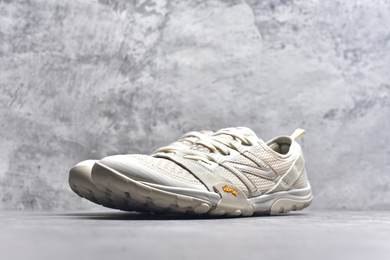 图片[2]-#New Balance NB MT10O 舒适时尚 减震耐磨 低帮 生活休闲鞋 New Balance MT10O休闲鞋是一款由New Balance与日本时尚品牌（ISSEY MIYAKE）携手打造的联名鞋款。MT10O的设计灵感源自“感官身体和赤足运动”的概念，旨在还原赤足行走的感受。它模仿脚的形状，降低了脚的高度和体积，同时保留了越野跑的元素。鞋面采用轻质网布与柔软皮革相结合，既保证了透气性，又增添了质感。细绳鞋带的设计简约而不失时尚感。鞋底采用Vibram橡胶大底，赋予卓越的抓地力，适合多种地形穿着。中底采用薄薄的缓冲层，提供舒适的穿着体验。鞋身紧贴脚面，形成良好的包裹性，减少脚在鞋内的移动与摩擦。4毫米的低坡差设计更适合自然的中足落地方式，尽可能贴近地面，让穿着者能够更贴近地面，感受大自然的每一丝呼吸。 货号：MT10OAA 尺码：36-45-选品中心