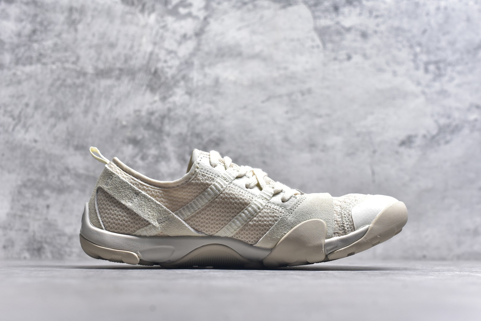 图片[3]-#New Balance NB MT10O 舒适时尚 减震耐磨 低帮 生活休闲鞋 New Balance MT10O休闲鞋是一款由New Balance与日本时尚品牌（ISSEY MIYAKE）携手打造的联名鞋款。MT10O的设计灵感源自“感官身体和赤足运动”的概念，旨在还原赤足行走的感受。它模仿脚的形状，降低了脚的高度和体积，同时保留了越野跑的元素。鞋面采用轻质网布与柔软皮革相结合，既保证了透气性，又增添了质感。细绳鞋带的设计简约而不失时尚感。鞋底采用Vibram橡胶大底，赋予卓越的抓地力，适合多种地形穿着。中底采用薄薄的缓冲层，提供舒适的穿着体验。鞋身紧贴脚面，形成良好的包裹性，减少脚在鞋内的移动与摩擦。4毫米的低坡差设计更适合自然的中足落地方式，尽可能贴近地面，让穿着者能够更贴近地面，感受大自然的每一丝呼吸。 货号：MT10OAA 尺码：36-45-选品中心