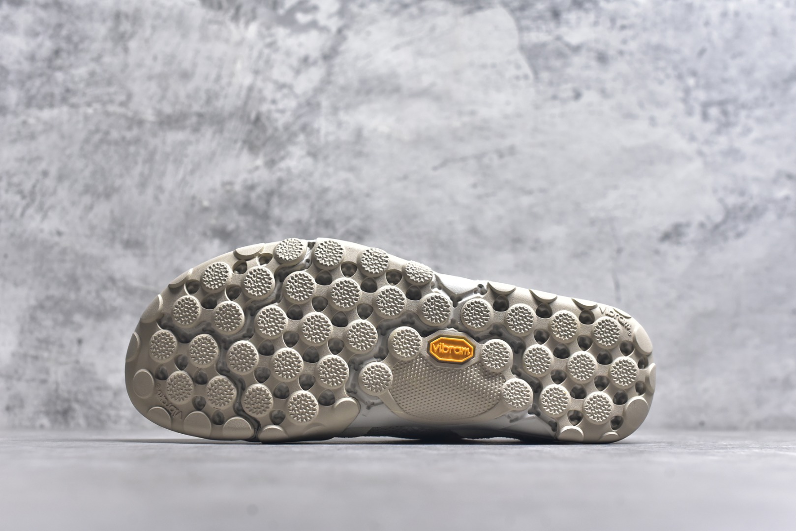 图片[6]-#New Balance NB MT10O 舒适时尚 减震耐磨 低帮 生活休闲鞋 New Balance MT10O休闲鞋是一款由New Balance与日本时尚品牌（ISSEY MIYAKE）携手打造的联名鞋款。MT10O的设计灵感源自“感官身体和赤足运动”的概念，旨在还原赤足行走的感受。它模仿脚的形状，降低了脚的高度和体积，同时保留了越野跑的元素。鞋面采用轻质网布与柔软皮革相结合，既保证了透气性，又增添了质感。细绳鞋带的设计简约而不失时尚感。鞋底采用Vibram橡胶大底，赋予卓越的抓地力，适合多种地形穿着。中底采用薄薄的缓冲层，提供舒适的穿着体验。鞋身紧贴脚面，形成良好的包裹性，减少脚在鞋内的移动与摩擦。4毫米的低坡差设计更适合自然的中足落地方式，尽可能贴近地面，让穿着者能够更贴近地面，感受大自然的每一丝呼吸。 货号：MT10OAA 尺码：36-45-选品中心