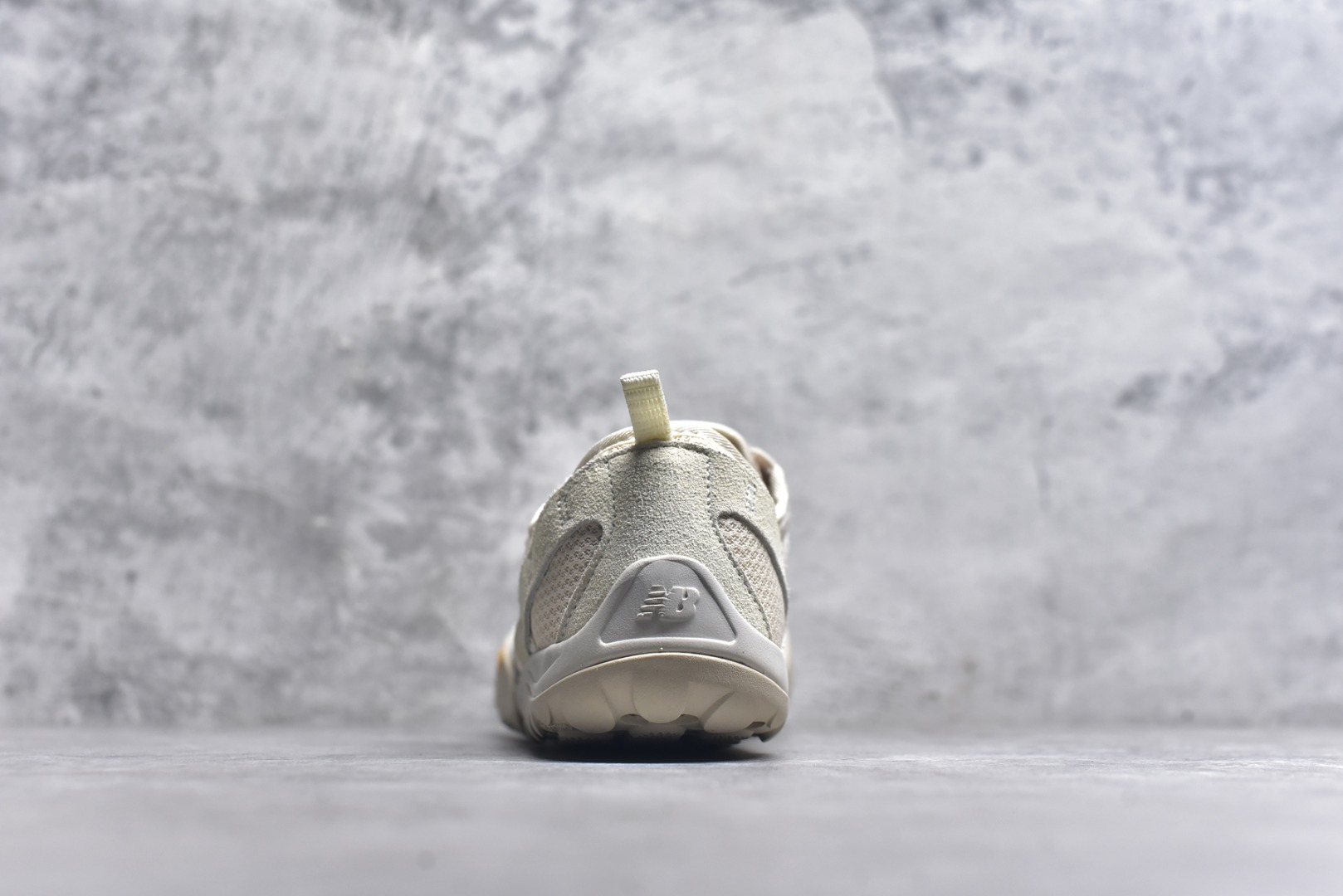 图片[5]-#New Balance NB MT10O 舒适时尚 减震耐磨 低帮 生活休闲鞋 New Balance MT10O休闲鞋是一款由New Balance与日本时尚品牌（ISSEY MIYAKE）携手打造的联名鞋款。MT10O的设计灵感源自“感官身体和赤足运动”的概念，旨在还原赤足行走的感受。它模仿脚的形状，降低了脚的高度和体积，同时保留了越野跑的元素。鞋面采用轻质网布与柔软皮革相结合，既保证了透气性，又增添了质感。细绳鞋带的设计简约而不失时尚感。鞋底采用Vibram橡胶大底，赋予卓越的抓地力，适合多种地形穿着。中底采用薄薄的缓冲层，提供舒适的穿着体验。鞋身紧贴脚面，形成良好的包裹性，减少脚在鞋内的移动与摩擦。4毫米的低坡差设计更适合自然的中足落地方式，尽可能贴近地面，让穿着者能够更贴近地面，感受大自然的每一丝呼吸。 货号：MT10OAA 尺码：36-45-选品中心