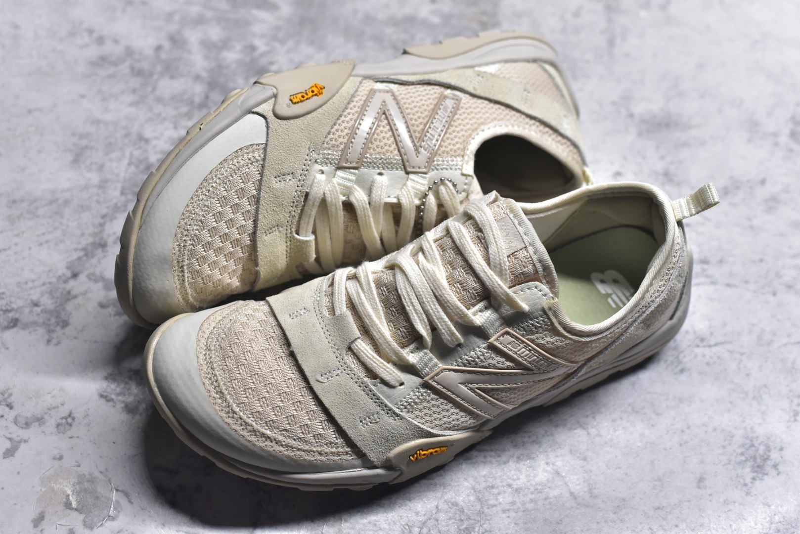 图片[7]-#New Balance NB MT10O 舒适时尚 减震耐磨 低帮 生活休闲鞋 New Balance MT10O休闲鞋是一款由New Balance与日本时尚品牌（ISSEY MIYAKE）携手打造的联名鞋款。MT10O的设计灵感源自“感官身体和赤足运动”的概念，旨在还原赤足行走的感受。它模仿脚的形状，降低了脚的高度和体积，同时保留了越野跑的元素。鞋面采用轻质网布与柔软皮革相结合，既保证了透气性，又增添了质感。细绳鞋带的设计简约而不失时尚感。鞋底采用Vibram橡胶大底，赋予卓越的抓地力，适合多种地形穿着。中底采用薄薄的缓冲层，提供舒适的穿着体验。鞋身紧贴脚面，形成良好的包裹性，减少脚在鞋内的移动与摩擦。4毫米的低坡差设计更适合自然的中足落地方式，尽可能贴近地面，让穿着者能够更贴近地面，感受大自然的每一丝呼吸。 货号：MT10OAA 尺码：36-45-选品中心