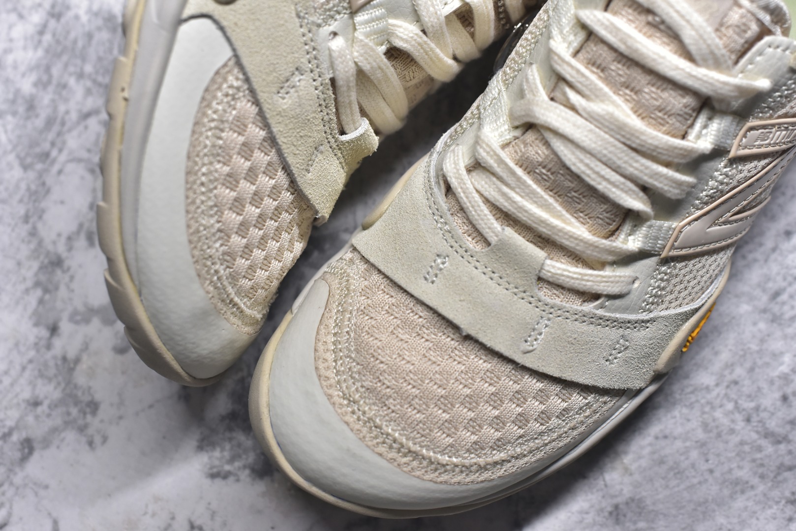 图片[8]-#New Balance NB MT10O 舒适时尚 减震耐磨 低帮 生活休闲鞋 New Balance MT10O休闲鞋是一款由New Balance与日本时尚品牌（ISSEY MIYAKE）携手打造的联名鞋款。MT10O的设计灵感源自“感官身体和赤足运动”的概念，旨在还原赤足行走的感受。它模仿脚的形状，降低了脚的高度和体积，同时保留了越野跑的元素。鞋面采用轻质网布与柔软皮革相结合，既保证了透气性，又增添了质感。细绳鞋带的设计简约而不失时尚感。鞋底采用Vibram橡胶大底，赋予卓越的抓地力，适合多种地形穿着。中底采用薄薄的缓冲层，提供舒适的穿着体验。鞋身紧贴脚面，形成良好的包裹性，减少脚在鞋内的移动与摩擦。4毫米的低坡差设计更适合自然的中足落地方式，尽可能贴近地面，让穿着者能够更贴近地面，感受大自然的每一丝呼吸。 货号：MT10OAA 尺码：36-45-选品中心