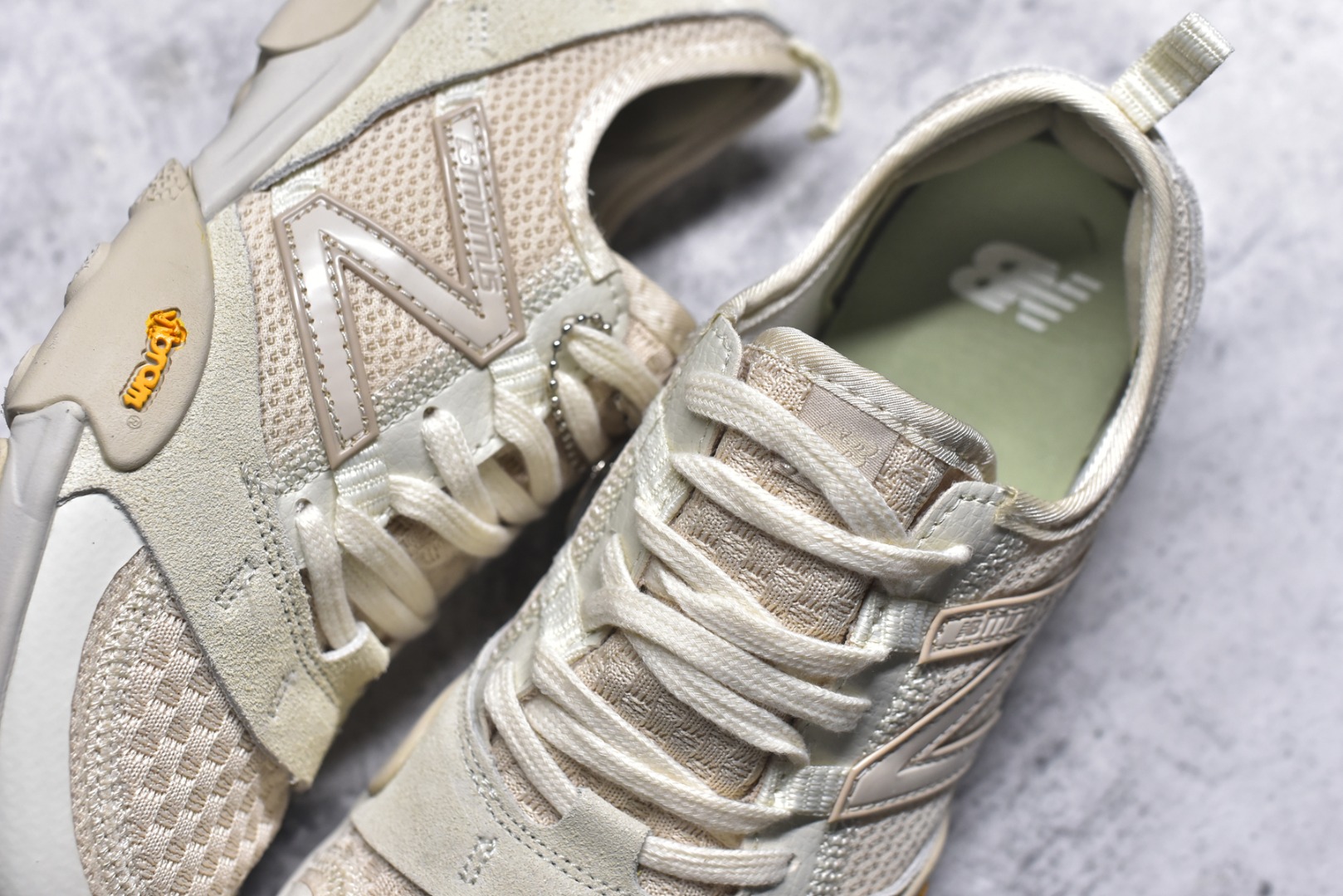 图片[9]-#New Balance NB MT10O 舒适时尚 减震耐磨 低帮 生活休闲鞋 New Balance MT10O休闲鞋是一款由New Balance与日本时尚品牌（ISSEY MIYAKE）携手打造的联名鞋款。MT10O的设计灵感源自“感官身体和赤足运动”的概念，旨在还原赤足行走的感受。它模仿脚的形状，降低了脚的高度和体积，同时保留了越野跑的元素。鞋面采用轻质网布与柔软皮革相结合，既保证了透气性，又增添了质感。细绳鞋带的设计简约而不失时尚感。鞋底采用Vibram橡胶大底，赋予卓越的抓地力，适合多种地形穿着。中底采用薄薄的缓冲层，提供舒适的穿着体验。鞋身紧贴脚面，形成良好的包裹性，减少脚在鞋内的移动与摩擦。4毫米的低坡差设计更适合自然的中足落地方式，尽可能贴近地面，让穿着者能够更贴近地面，感受大自然的每一丝呼吸。 货号：MT10OAA 尺码：36-45-选品中心