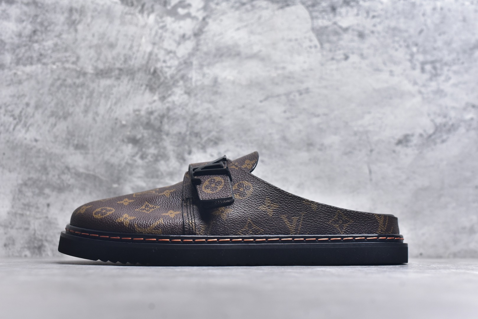 #Louis Vuitton Easy 皮革拼接 博肯半包头拖鞋凉鞋 全网首发 原版开发 纳米级复刻 独家私模大底 内里采用全粒面头层牛皮 原厂进口特A 9级真正1：1老花鞋面（9级为最顶面料） 印花对点对位 定制电镀五金辅料 整体还原度95%以上 尺码：38 39 40 41 42 43 44 45 46-选品中心