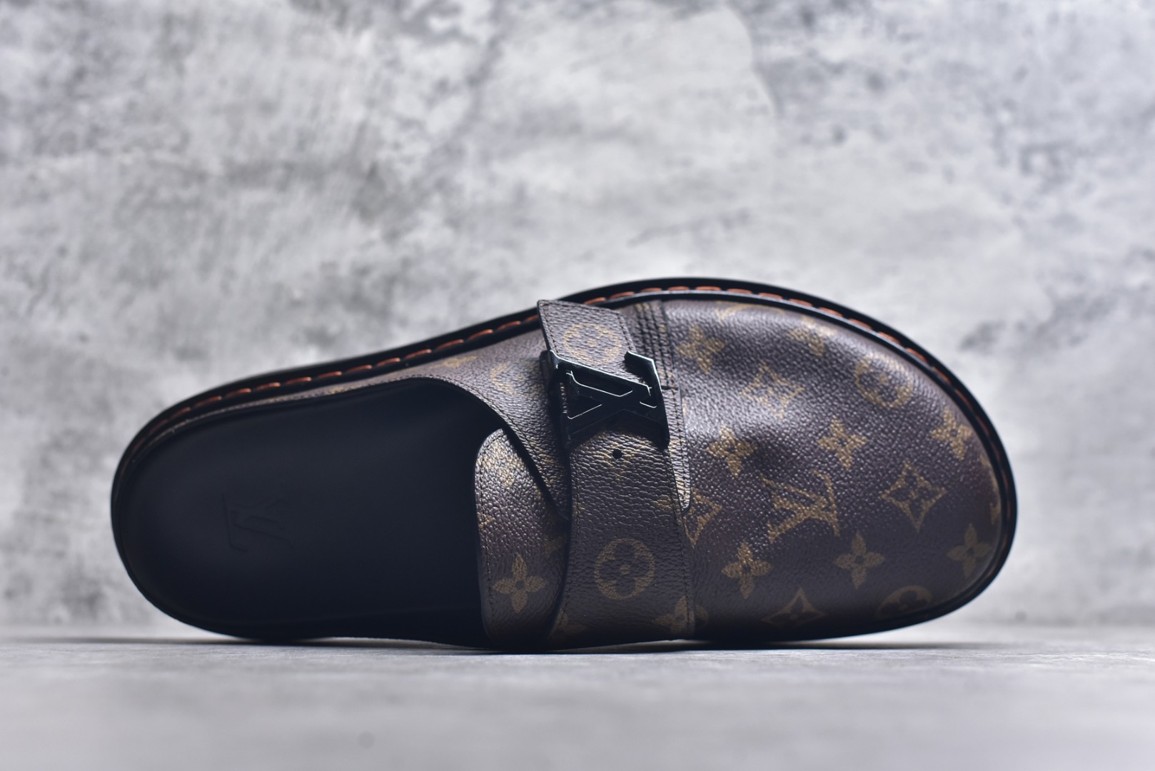 图片[4]-#Louis Vuitton Easy 皮革拼接 博肯半包头拖鞋凉鞋 全网首发 原版开发 纳米级复刻 独家私模大底 内里采用全粒面头层牛皮 原厂进口特A 9级真正1：1老花鞋面（9级为最顶面料） 印花对点对位 定制电镀五金辅料 整体还原度95%以上 尺码：38 39 40 41 42 43 44 45 46-选品中心