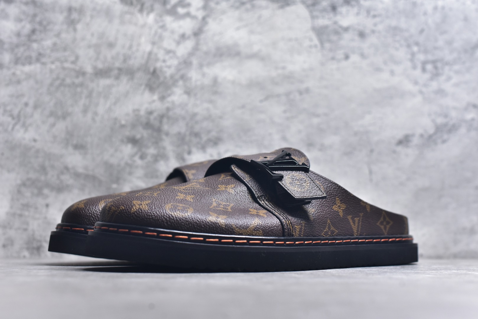 图片[2]-#Louis Vuitton Easy 皮革拼接 博肯半包头拖鞋凉鞋 全网首发 原版开发 纳米级复刻 独家私模大底 内里采用全粒面头层牛皮 原厂进口特A 9级真正1：1老花鞋面（9级为最顶面料） 印花对点对位 定制电镀五金辅料 整体还原度95%以上 尺码：38 39 40 41 42 43 44 45 46-选品中心