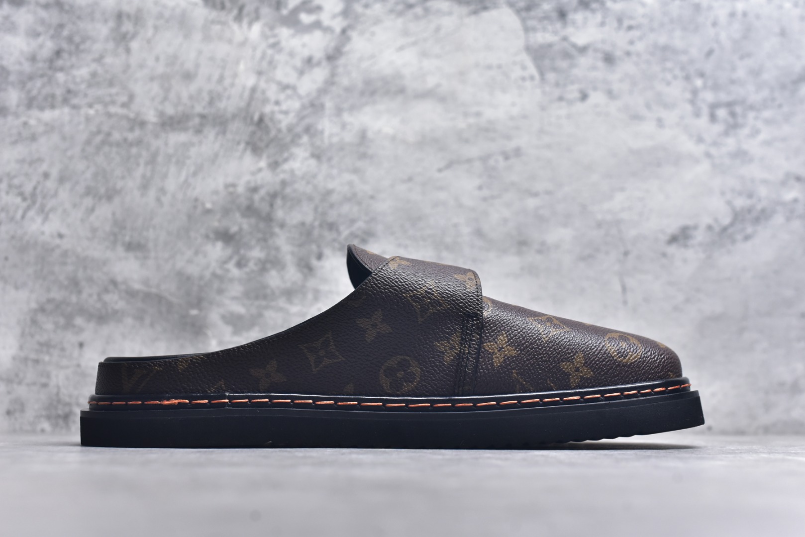 图片[3]-#Louis Vuitton Easy 皮革拼接 博肯半包头拖鞋凉鞋 全网首发 原版开发 纳米级复刻 独家私模大底 内里采用全粒面头层牛皮 原厂进口特A 9级真正1：1老花鞋面（9级为最顶面料） 印花对点对位 定制电镀五金辅料 整体还原度95%以上 尺码：38 39 40 41 42 43 44 45 46-选品中心