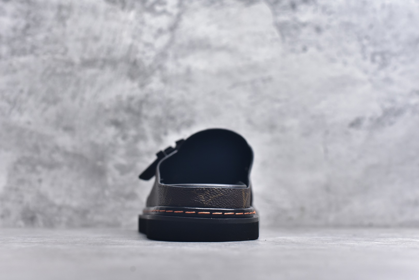 图片[5]-#Louis Vuitton Easy 皮革拼接 博肯半包头拖鞋凉鞋 全网首发 原版开发 纳米级复刻 独家私模大底 内里采用全粒面头层牛皮 原厂进口特A 9级真正1：1老花鞋面（9级为最顶面料） 印花对点对位 定制电镀五金辅料 整体还原度95%以上 尺码：38 39 40 41 42 43 44 45 46-选品中心