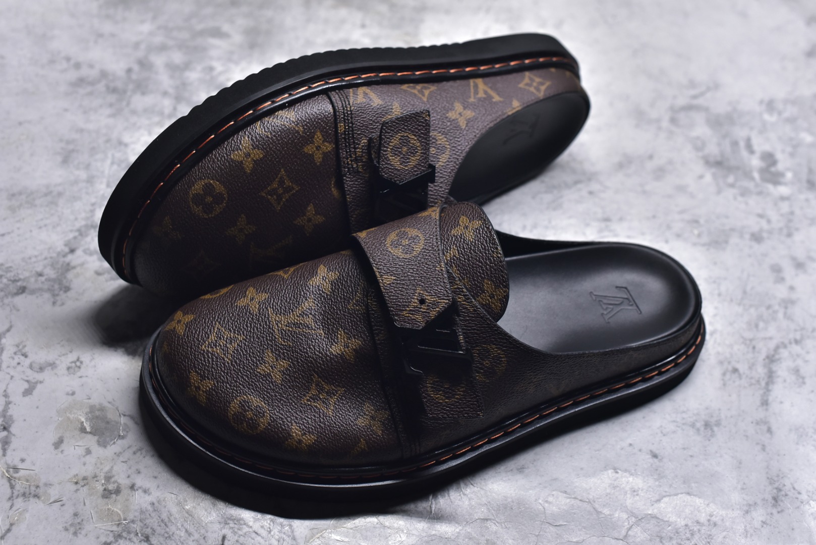 图片[7]-#Louis Vuitton Easy 皮革拼接 博肯半包头拖鞋凉鞋 全网首发 原版开发 纳米级复刻 独家私模大底 内里采用全粒面头层牛皮 原厂进口特A 9级真正1：1老花鞋面（9级为最顶面料） 印花对点对位 定制电镀五金辅料 整体还原度95%以上 尺码：38 39 40 41 42 43 44 45 46-选品中心