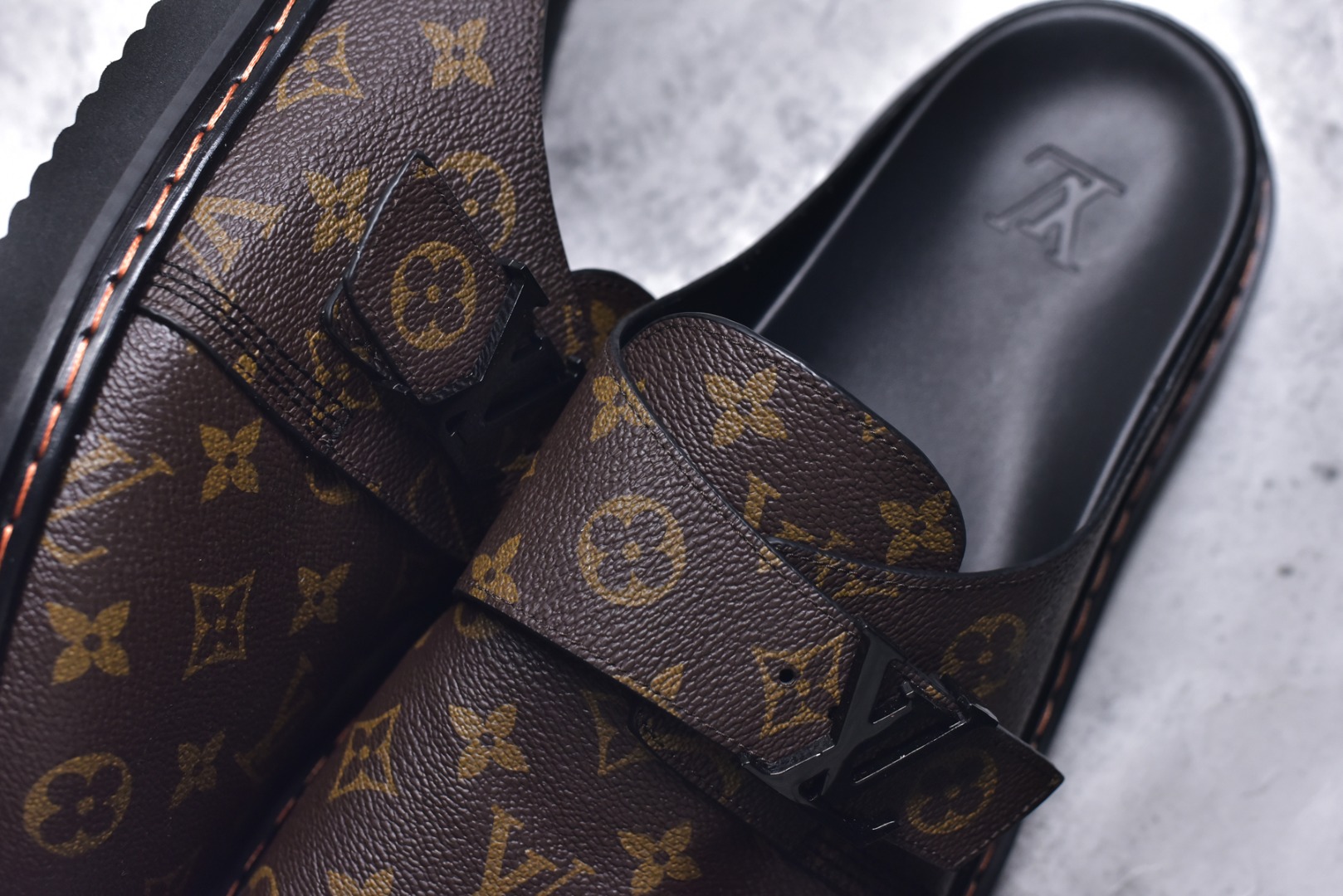 图片[9]-#Louis Vuitton Easy 皮革拼接 博肯半包头拖鞋凉鞋 全网首发 原版开发 纳米级复刻 独家私模大底 内里采用全粒面头层牛皮 原厂进口特A 9级真正1：1老花鞋面（9级为最顶面料） 印花对点对位 定制电镀五金辅料 整体还原度95%以上 尺码：38 39 40 41 42 43 44 45 46-选品中心