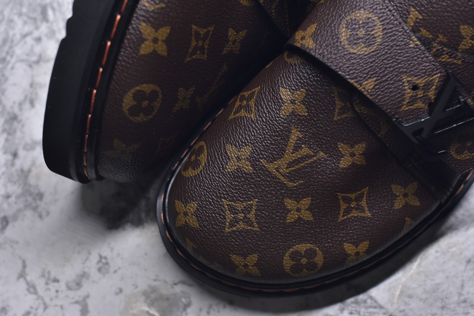 图片[8]-#Louis Vuitton Easy 皮革拼接 博肯半包头拖鞋凉鞋 全网首发 原版开发 纳米级复刻 独家私模大底 内里采用全粒面头层牛皮 原厂进口特A 9级真正1：1老花鞋面（9级为最顶面料） 印花对点对位 定制电镀五金辅料 整体还原度95%以上 尺码：38 39 40 41 42 43 44 45 46-选品中心