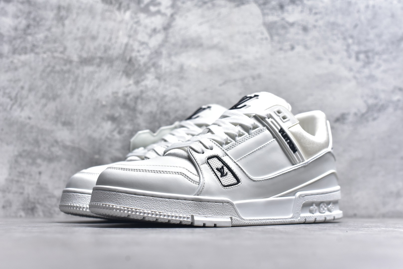 图片[2]-#X1 东莞纯原 210个配色 市售顶级版本💯 驴家 LV x NiGo 联名 Trainer 原版完美楦型 东莞大厂出产 品控胜过市面百分之95 原版正确TPU大底 标准原版大底克重152k 独家底磨 实物到手质感重量完全区别与市面版本。 开发费5w+ 质感媲美原版 密集度超高 区别于同行色泽质感 意大利进口头层一刀切小牛皮 皮料厚实度韧性高于市面 原版垫脚聚米微料加透气英伦网布 都是按正品一比一打造开发 不偷半点料 不掺半点假 细节原版一致 可对比 全包套原版包装配件 目前市面一梯队级别 ⚠市场太杂请注意混卖版本 可区别材料 版型 质感 包装配件 一切肉眼可见的细节。 尺码男款 39 40 41 42 43 44 45 46-选品中心