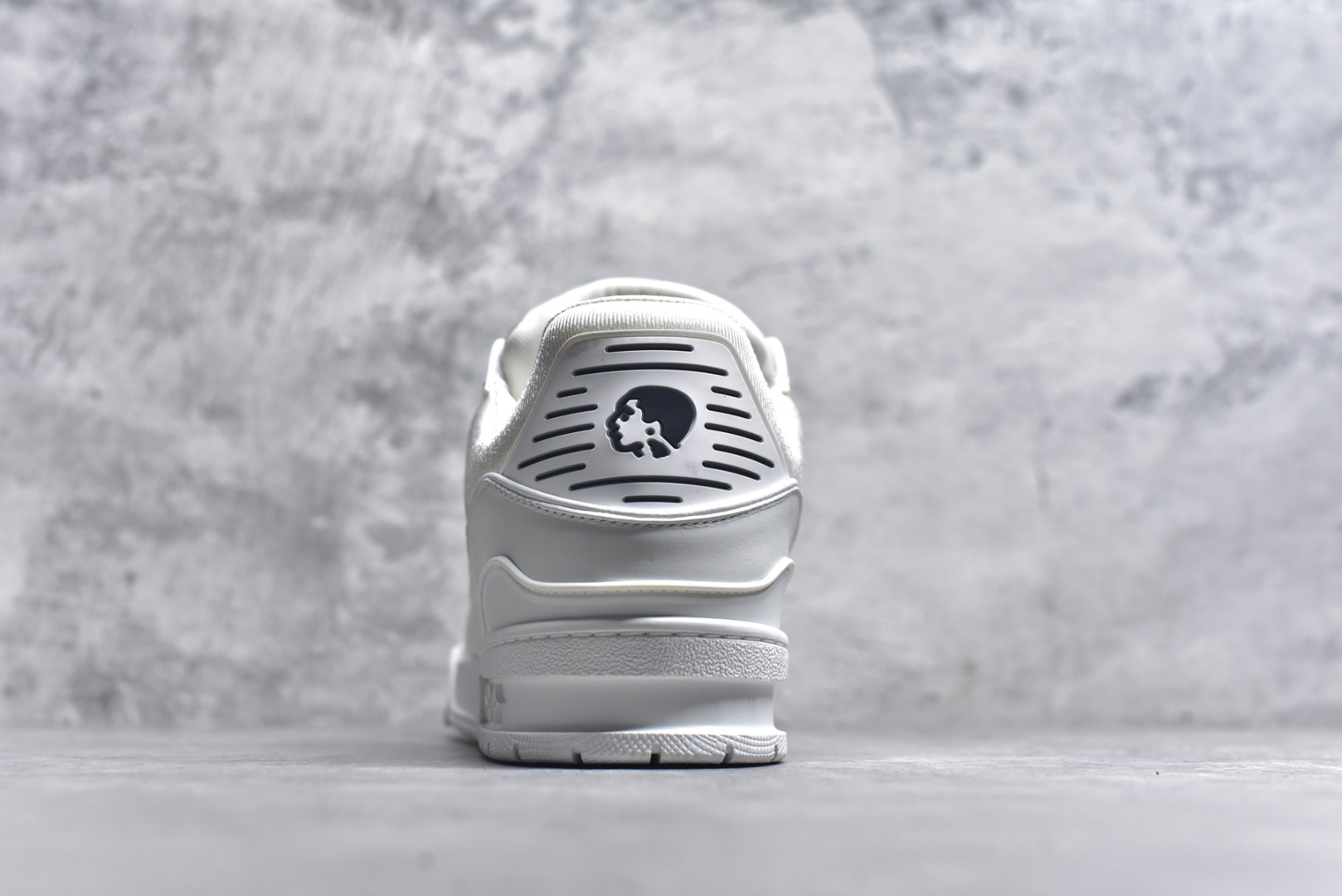 图片[5]-#X1 东莞纯原 210个配色 市售顶级版本💯 驴家 LV x NiGo 联名 Trainer 原版完美楦型 东莞大厂出产 品控胜过市面百分之95 原版正确TPU大底 标准原版大底克重152k 独家底磨 实物到手质感重量完全区别与市面版本。 开发费5w+ 质感媲美原版 密集度超高 区别于同行色泽质感 意大利进口头层一刀切小牛皮 皮料厚实度韧性高于市面 原版垫脚聚米微料加透气英伦网布 都是按正品一比一打造开发 不偷半点料 不掺半点假 细节原版一致 可对比 全包套原版包装配件 目前市面一梯队级别 ⚠市场太杂请注意混卖版本 可区别材料 版型 质感 包装配件 一切肉眼可见的细节。 尺码男款 39 40 41 42 43 44 45 46-选品中心