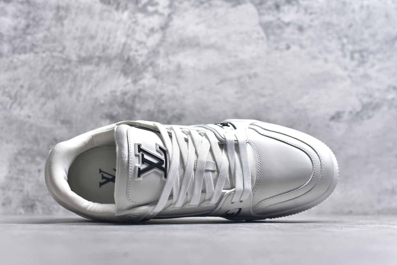 图片[4]-#X1 东莞纯原 210个配色 市售顶级版本💯 驴家 LV x NiGo 联名 Trainer 原版完美楦型 东莞大厂出产 品控胜过市面百分之95 原版正确TPU大底 标准原版大底克重152k 独家底磨 实物到手质感重量完全区别与市面版本。 开发费5w+ 质感媲美原版 密集度超高 区别于同行色泽质感 意大利进口头层一刀切小牛皮 皮料厚实度韧性高于市面 原版垫脚聚米微料加透气英伦网布 都是按正品一比一打造开发 不偷半点料 不掺半点假 细节原版一致 可对比 全包套原版包装配件 目前市面一梯队级别 ⚠市场太杂请注意混卖版本 可区别材料 版型 质感 包装配件 一切肉眼可见的细节。 尺码男款 39 40 41 42 43 44 45 46-选品中心