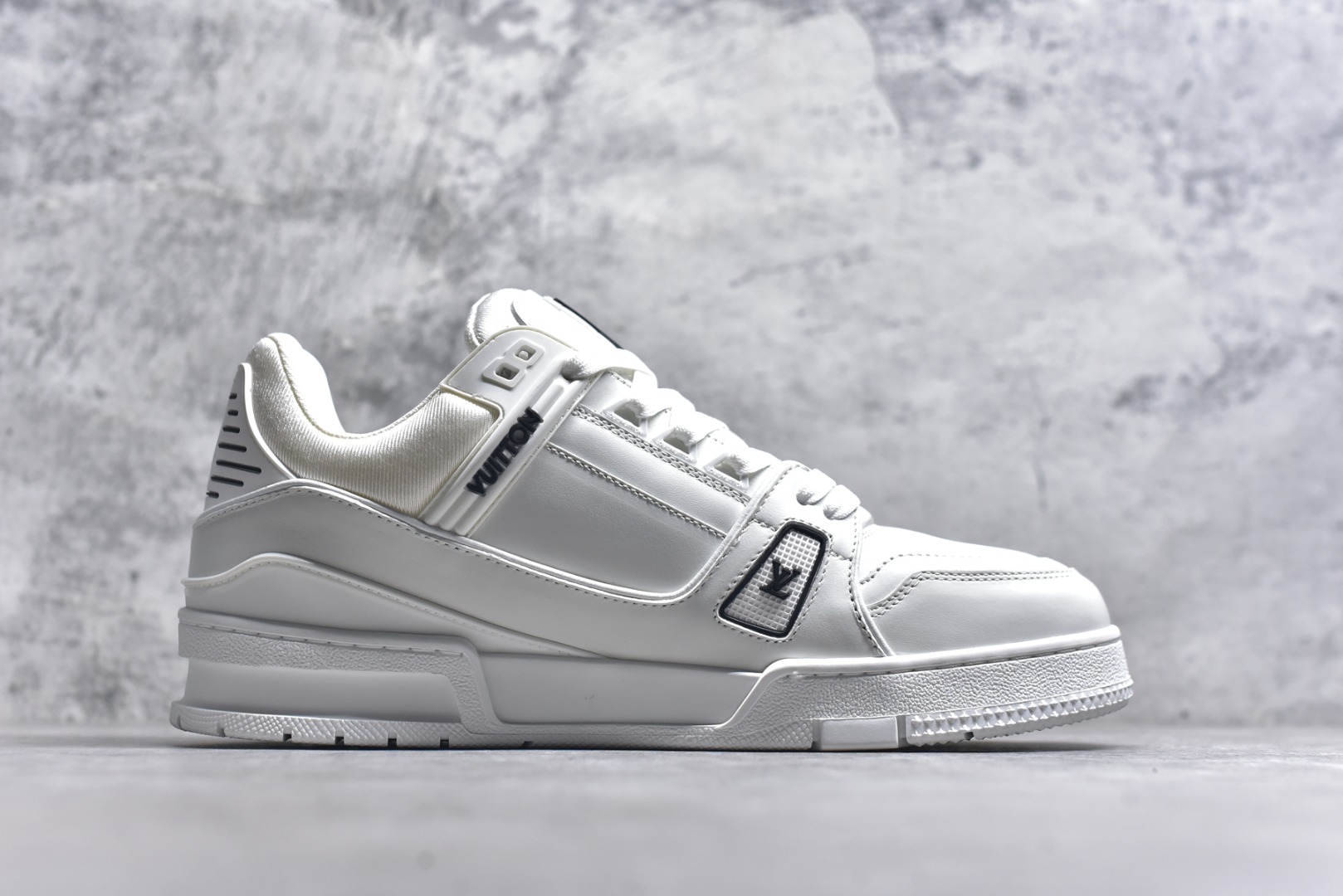 图片[3]-#X1 东莞纯原 210个配色 市售顶级版本💯 驴家 LV x NiGo 联名 Trainer 原版完美楦型 东莞大厂出产 品控胜过市面百分之95 原版正确TPU大底 标准原版大底克重152k 独家底磨 实物到手质感重量完全区别与市面版本。 开发费5w+ 质感媲美原版 密集度超高 区别于同行色泽质感 意大利进口头层一刀切小牛皮 皮料厚实度韧性高于市面 原版垫脚聚米微料加透气英伦网布 都是按正品一比一打造开发 不偷半点料 不掺半点假 细节原版一致 可对比 全包套原版包装配件 目前市面一梯队级别 ⚠市场太杂请注意混卖版本 可区别材料 版型 质感 包装配件 一切肉眼可见的细节。 尺码男款 39 40 41 42 43 44 45 46-选品中心