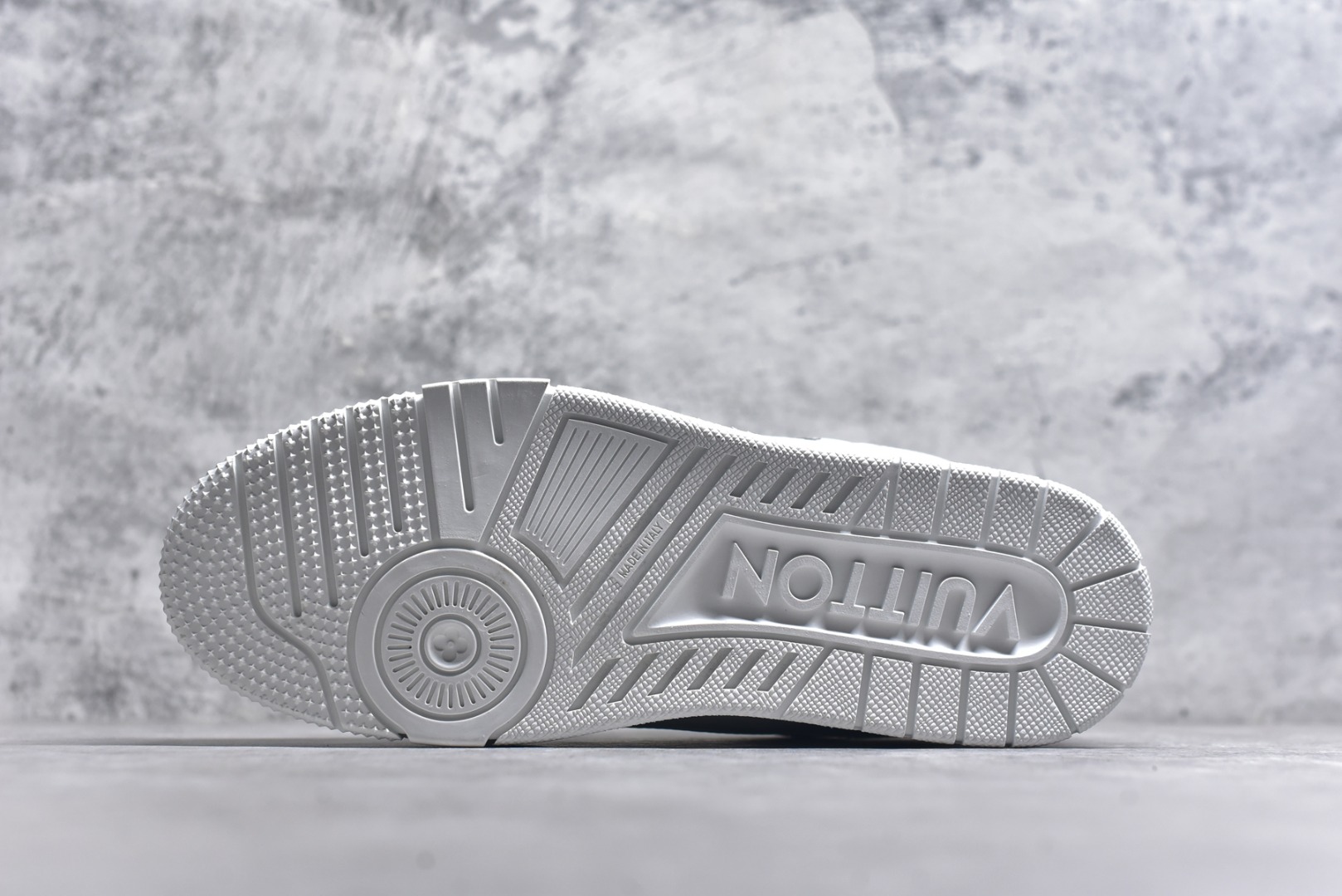 图片[6]-#X1 东莞纯原 210个配色 市售顶级版本💯 驴家 LV x NiGo 联名 Trainer 原版完美楦型 东莞大厂出产 品控胜过市面百分之95 原版正确TPU大底 标准原版大底克重152k 独家底磨 实物到手质感重量完全区别与市面版本。 开发费5w+ 质感媲美原版 密集度超高 区别于同行色泽质感 意大利进口头层一刀切小牛皮 皮料厚实度韧性高于市面 原版垫脚聚米微料加透气英伦网布 都是按正品一比一打造开发 不偷半点料 不掺半点假 细节原版一致 可对比 全包套原版包装配件 目前市面一梯队级别 ⚠市场太杂请注意混卖版本 可区别材料 版型 质感 包装配件 一切肉眼可见的细节。 尺码男款 39 40 41 42 43 44 45 46-选品中心