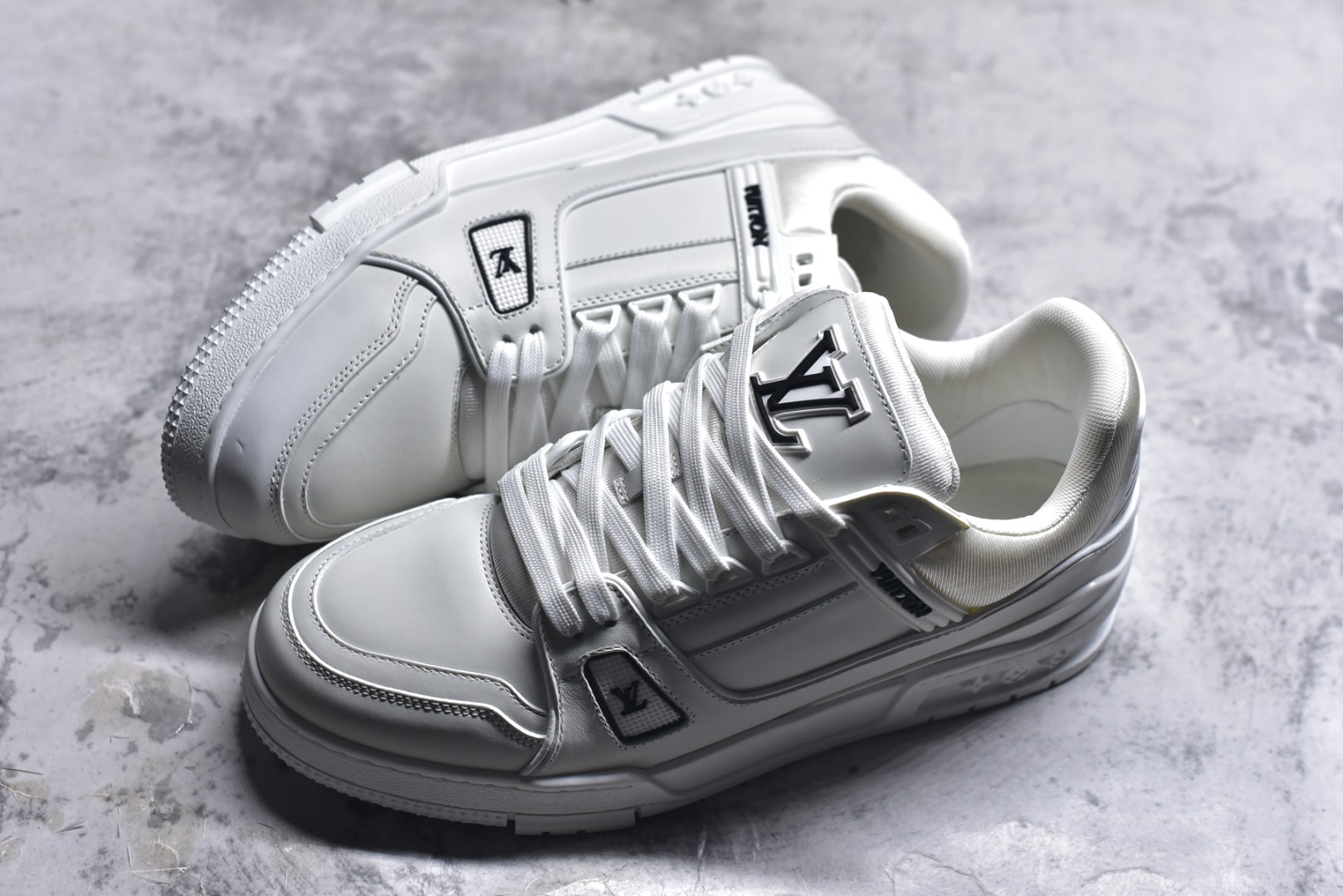 图片[7]-#X1 东莞纯原 210个配色 市售顶级版本💯 驴家 LV x NiGo 联名 Trainer 原版完美楦型 东莞大厂出产 品控胜过市面百分之95 原版正确TPU大底 标准原版大底克重152k 独家底磨 实物到手质感重量完全区别与市面版本。 开发费5w+ 质感媲美原版 密集度超高 区别于同行色泽质感 意大利进口头层一刀切小牛皮 皮料厚实度韧性高于市面 原版垫脚聚米微料加透气英伦网布 都是按正品一比一打造开发 不偷半点料 不掺半点假 细节原版一致 可对比 全包套原版包装配件 目前市面一梯队级别 ⚠市场太杂请注意混卖版本 可区别材料 版型 质感 包装配件 一切肉眼可见的细节。 尺码男款 39 40 41 42 43 44 45 46-选品中心