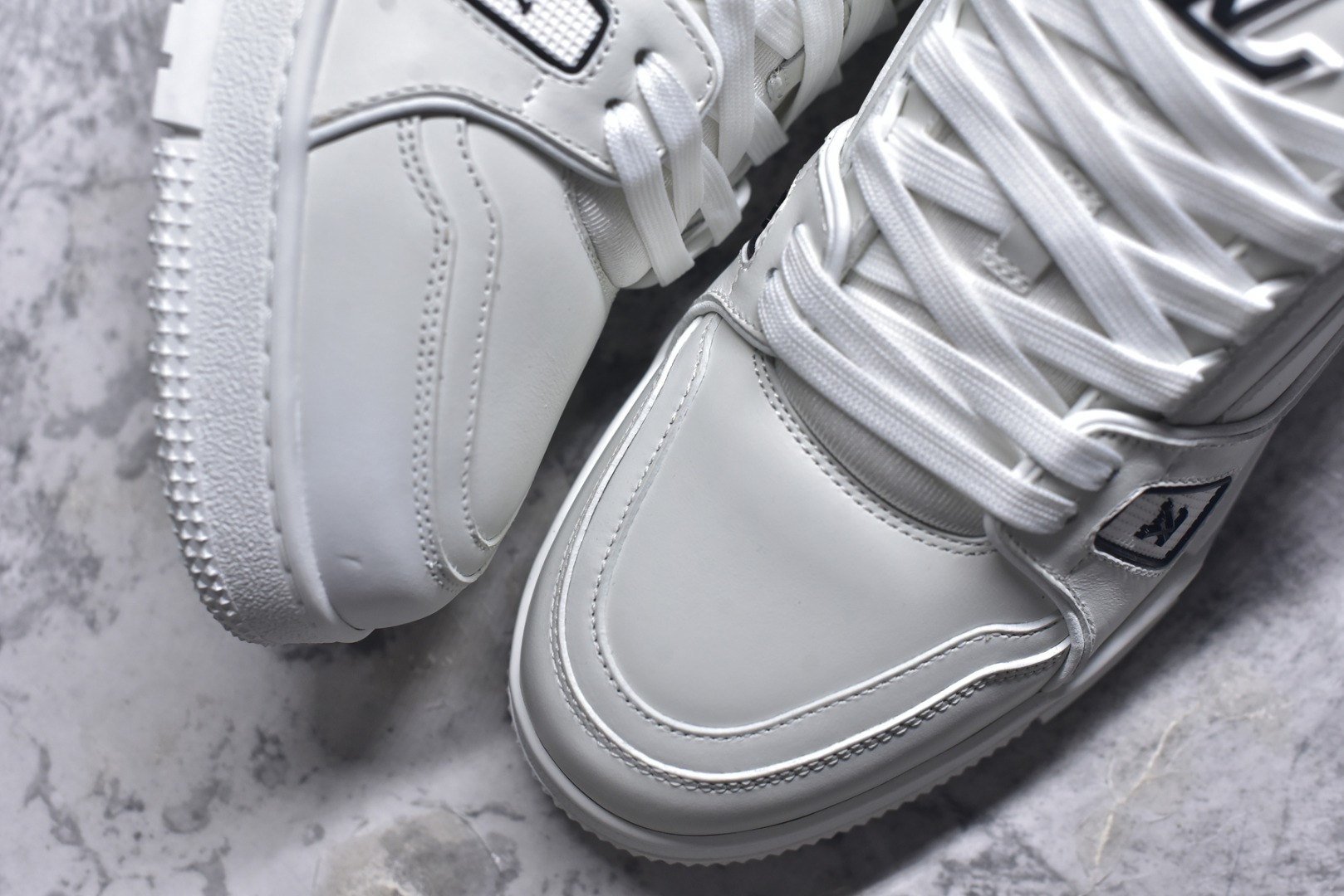 图片[8]-#X1 东莞纯原 210个配色 市售顶级版本💯 驴家 LV x NiGo 联名 Trainer 原版完美楦型 东莞大厂出产 品控胜过市面百分之95 原版正确TPU大底 标准原版大底克重152k 独家底磨 实物到手质感重量完全区别与市面版本。 开发费5w+ 质感媲美原版 密集度超高 区别于同行色泽质感 意大利进口头层一刀切小牛皮 皮料厚实度韧性高于市面 原版垫脚聚米微料加透气英伦网布 都是按正品一比一打造开发 不偷半点料 不掺半点假 细节原版一致 可对比 全包套原版包装配件 目前市面一梯队级别 ⚠市场太杂请注意混卖版本 可区别材料 版型 质感 包装配件 一切肉眼可见的细节。 尺码男款 39 40 41 42 43 44 45 46-选品中心