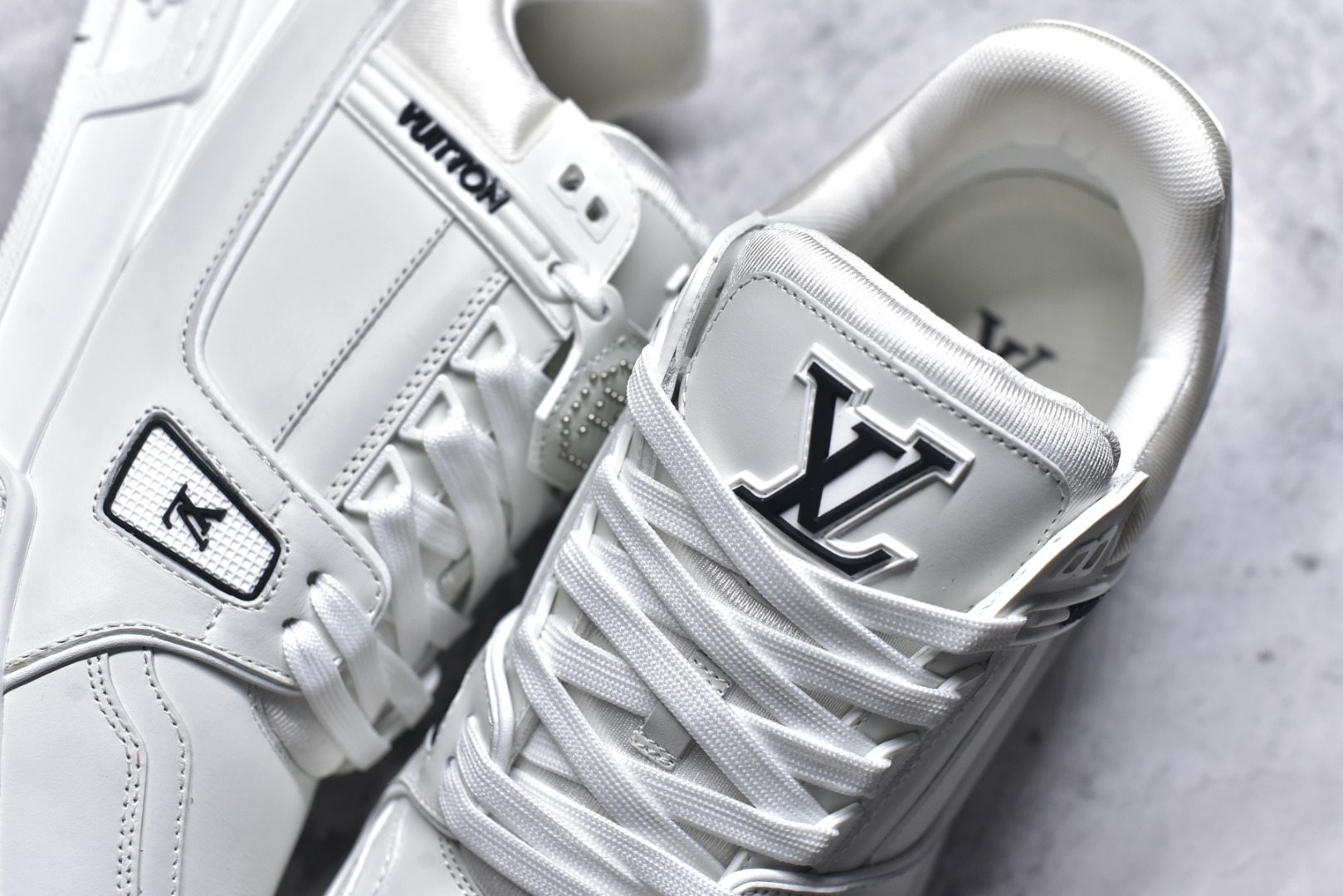 图片[9]-#X1 东莞纯原 210个配色 市售顶级版本💯 驴家 LV x NiGo 联名 Trainer 原版完美楦型 东莞大厂出产 品控胜过市面百分之95 原版正确TPU大底 标准原版大底克重152k 独家底磨 实物到手质感重量完全区别与市面版本。 开发费5w+ 质感媲美原版 密集度超高 区别于同行色泽质感 意大利进口头层一刀切小牛皮 皮料厚实度韧性高于市面 原版垫脚聚米微料加透气英伦网布 都是按正品一比一打造开发 不偷半点料 不掺半点假 细节原版一致 可对比 全包套原版包装配件 目前市面一梯队级别 ⚠市场太杂请注意混卖版本 可区别材料 版型 质感 包装配件 一切肉眼可见的细节。 尺码男款 39 40 41 42 43 44 45 46-选品中心