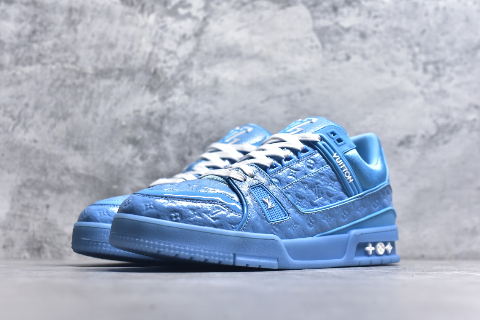 图片[2]-#X1 东莞纯原 210个配色 市售顶级版本💯 驴家 LV x NiGo 联名 Trainer 原版完美楦型 东莞大厂出产 品控胜过市面百分之95 原版正确TPU大底 标准原版大底克重152k 独家底磨 实物到手质感重量完全区别与市面版本。 开发费5w+ 质感媲美原版 密集度超高 区别于同行色泽质感 意大利进口头层一刀切小牛皮 皮料厚实度韧性高于市面 原版垫脚聚米微料加透气英伦网布 都是按正品一比一打造开发 不偷半点料 不掺半点假 细节原版一致 可对比 全包套原版包装配件 目前市面一梯队级别 ⚠市场太杂请注意混卖版本 可区别材料 版型 质感 包装配件 一切肉眼可见的细节。 尺码男款 39 40 41 42 43 44 45 46-选品中心