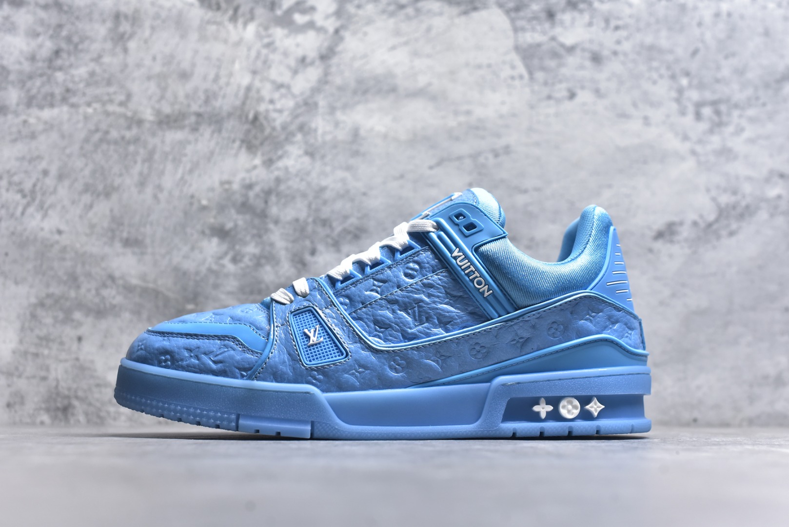 #X1 东莞纯原 210个配色 市售顶级版本💯 驴家 LV x NiGo 联名 Trainer 原版完美楦型 东莞大厂出产 品控胜过市面百分之95 原版正确TPU大底 标准原版大底克重152k 独家底磨 实物到手质感重量完全区别与市面版本。 开发费5w+ 质感媲美原版 密集度超高 区别于同行色泽质感 意大利进口头层一刀切小牛皮 皮料厚实度韧性高于市面 原版垫脚聚米微料加透气英伦网布 都是按正品一比一打造开发 不偷半点料 不掺半点假 细节原版一致 可对比 全包套原版包装配件 目前市面一梯队级别 ⚠市场太杂请注意混卖版本 可区别材料 版型 质感 包装配件 一切肉眼可见的细节。 尺码男款 39 40 41 42 43 44 45 46-选品中心