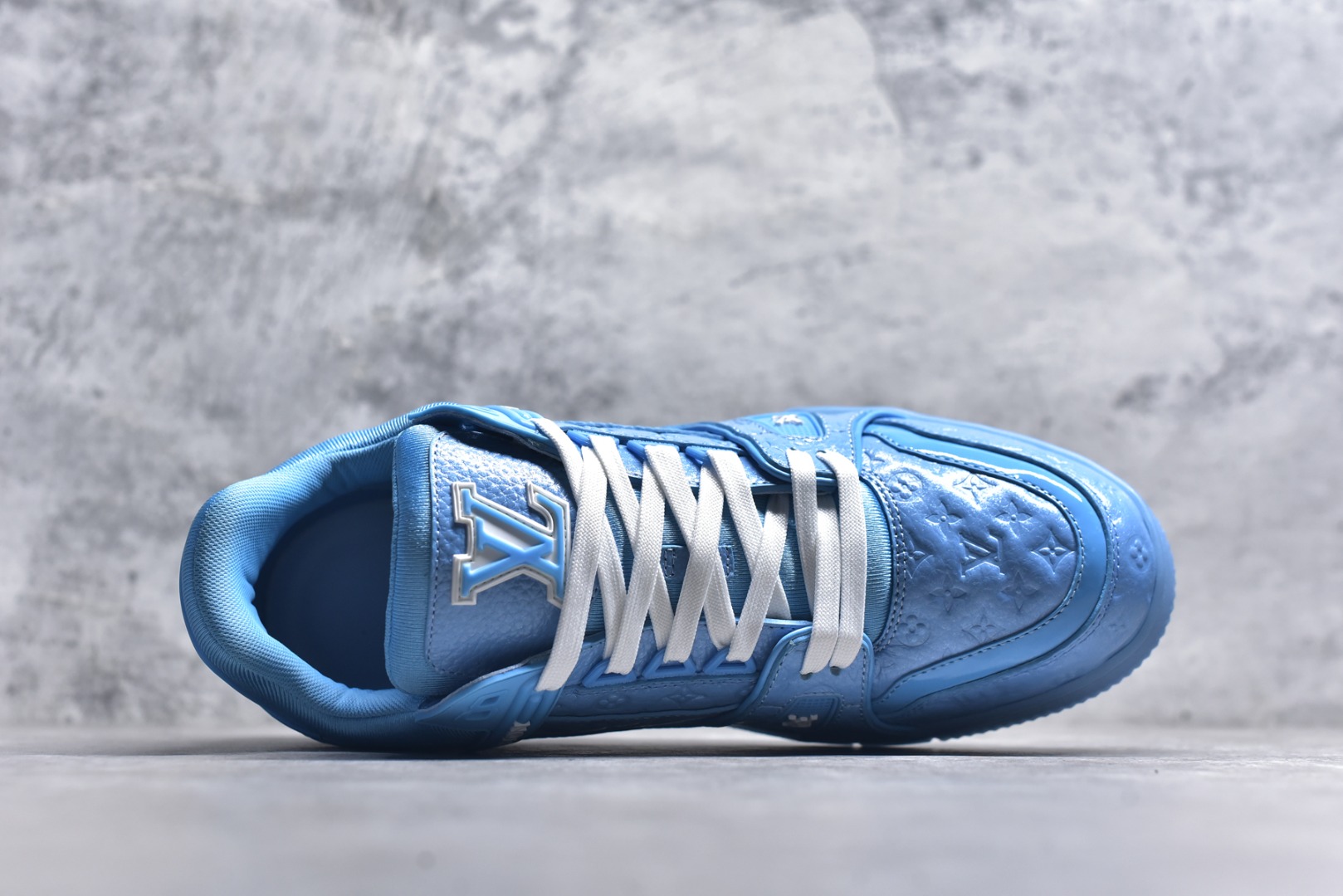 图片[4]-#X1 东莞纯原 210个配色 市售顶级版本💯 驴家 LV x NiGo 联名 Trainer 原版完美楦型 东莞大厂出产 品控胜过市面百分之95 原版正确TPU大底 标准原版大底克重152k 独家底磨 实物到手质感重量完全区别与市面版本。 开发费5w+ 质感媲美原版 密集度超高 区别于同行色泽质感 意大利进口头层一刀切小牛皮 皮料厚实度韧性高于市面 原版垫脚聚米微料加透气英伦网布 都是按正品一比一打造开发 不偷半点料 不掺半点假 细节原版一致 可对比 全包套原版包装配件 目前市面一梯队级别 ⚠市场太杂请注意混卖版本 可区别材料 版型 质感 包装配件 一切肉眼可见的细节。 尺码男款 39 40 41 42 43 44 45 46-选品中心