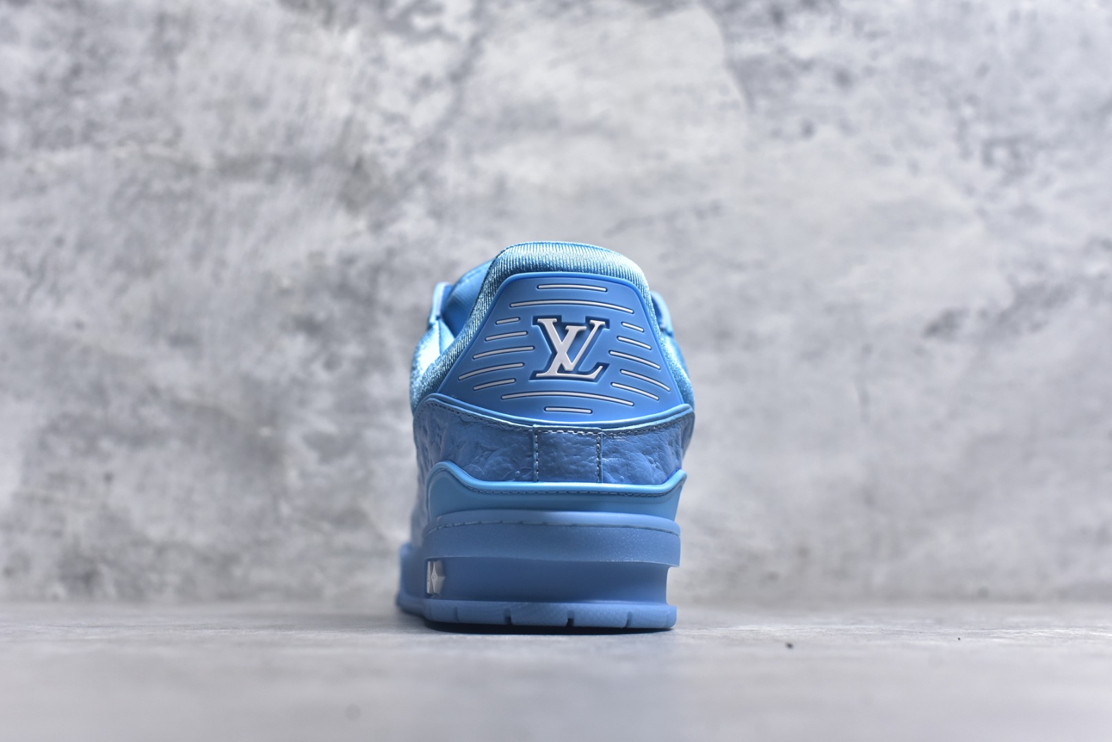 图片[5]-#X1 东莞纯原 210个配色 市售顶级版本💯 驴家 LV x NiGo 联名 Trainer 原版完美楦型 东莞大厂出产 品控胜过市面百分之95 原版正确TPU大底 标准原版大底克重152k 独家底磨 实物到手质感重量完全区别与市面版本。 开发费5w+ 质感媲美原版 密集度超高 区别于同行色泽质感 意大利进口头层一刀切小牛皮 皮料厚实度韧性高于市面 原版垫脚聚米微料加透气英伦网布 都是按正品一比一打造开发 不偷半点料 不掺半点假 细节原版一致 可对比 全包套原版包装配件 目前市面一梯队级别 ⚠市场太杂请注意混卖版本 可区别材料 版型 质感 包装配件 一切肉眼可见的细节。 尺码男款 39 40 41 42 43 44 45 46-选品中心