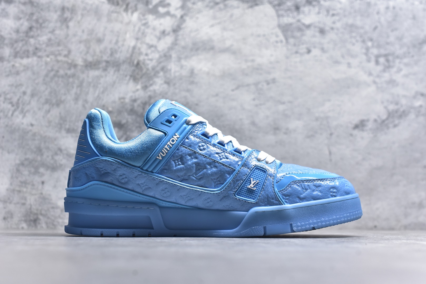 图片[3]-#X1 东莞纯原 210个配色 市售顶级版本💯 驴家 LV x NiGo 联名 Trainer 原版完美楦型 东莞大厂出产 品控胜过市面百分之95 原版正确TPU大底 标准原版大底克重152k 独家底磨 实物到手质感重量完全区别与市面版本。 开发费5w+ 质感媲美原版 密集度超高 区别于同行色泽质感 意大利进口头层一刀切小牛皮 皮料厚实度韧性高于市面 原版垫脚聚米微料加透气英伦网布 都是按正品一比一打造开发 不偷半点料 不掺半点假 细节原版一致 可对比 全包套原版包装配件 目前市面一梯队级别 ⚠市场太杂请注意混卖版本 可区别材料 版型 质感 包装配件 一切肉眼可见的细节。 尺码男款 39 40 41 42 43 44 45 46-选品中心