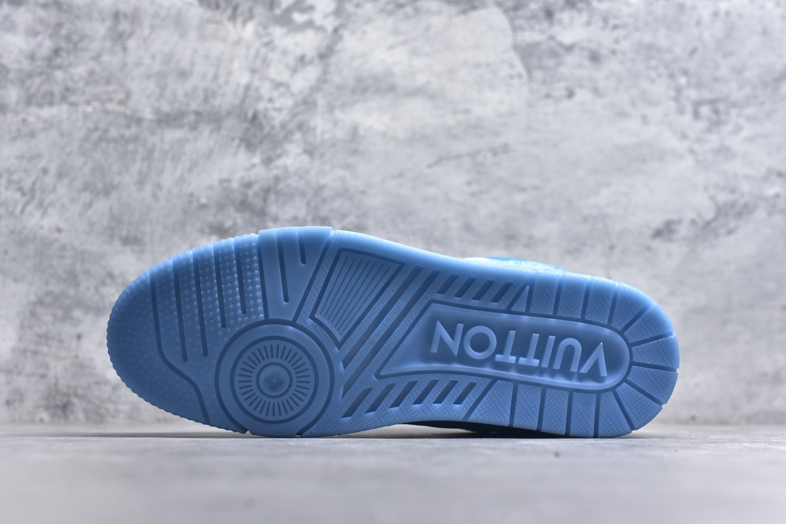 图片[6]-#X1 东莞纯原 210个配色 市售顶级版本💯 驴家 LV x NiGo 联名 Trainer 原版完美楦型 东莞大厂出产 品控胜过市面百分之95 原版正确TPU大底 标准原版大底克重152k 独家底磨 实物到手质感重量完全区别与市面版本。 开发费5w+ 质感媲美原版 密集度超高 区别于同行色泽质感 意大利进口头层一刀切小牛皮 皮料厚实度韧性高于市面 原版垫脚聚米微料加透气英伦网布 都是按正品一比一打造开发 不偷半点料 不掺半点假 细节原版一致 可对比 全包套原版包装配件 目前市面一梯队级别 ⚠市场太杂请注意混卖版本 可区别材料 版型 质感 包装配件 一切肉眼可见的细节。 尺码男款 39 40 41 42 43 44 45 46-选品中心